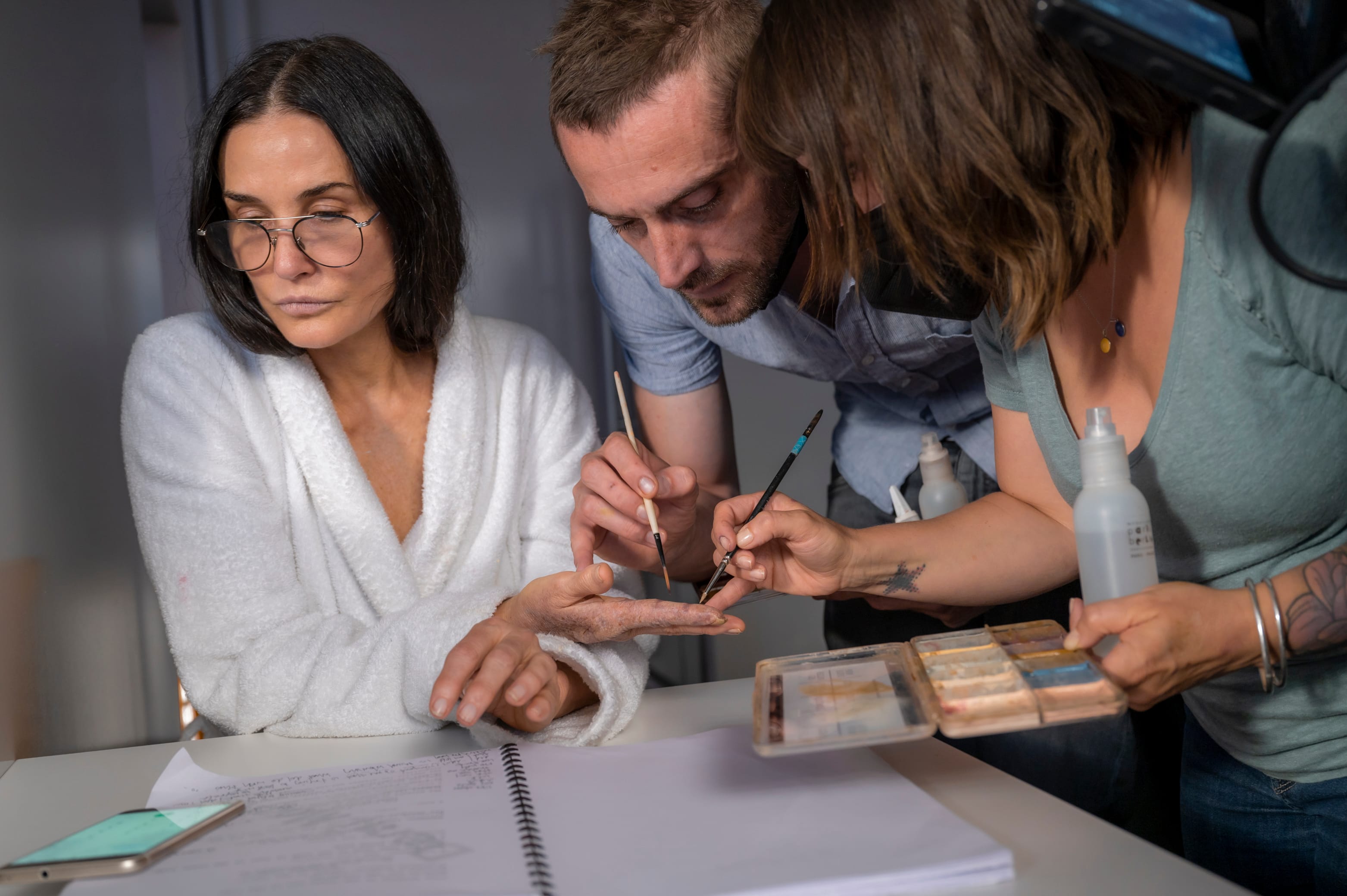 Demi Moore (61) nevnes som favoritt til å bli Oscar-nominert for hovedrollen i «The Substance». 