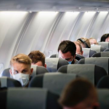 Flere flyselskaper gjeninnfører krav om munnbind