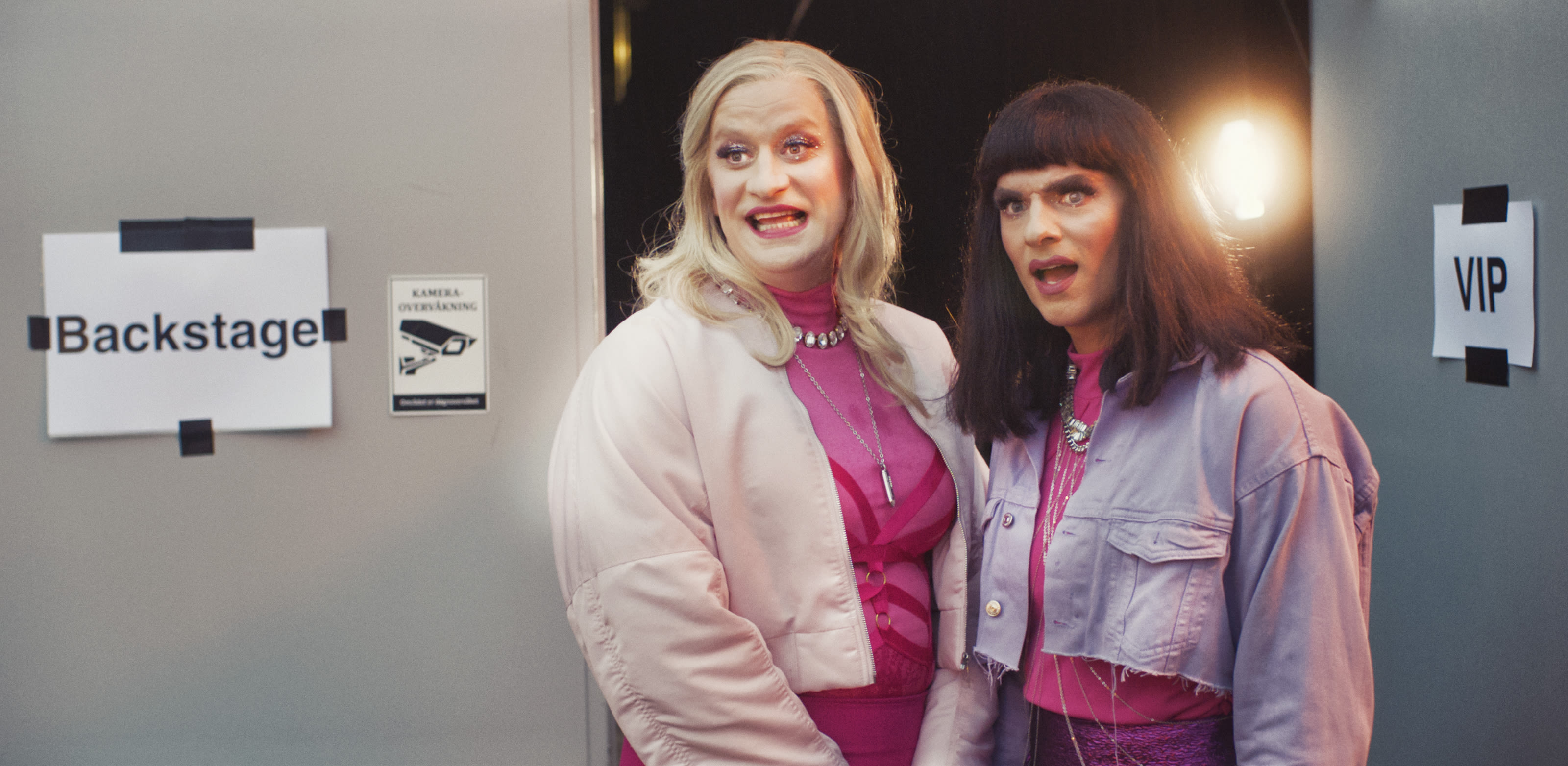 Odd-Magnus Williamson (42) og Henrik Thodesen (42) spiller venninnene Tina og Bettina. 