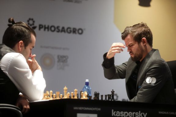 Carlsen presset motstanderen med svarte brikker – remis i åpningskampen av VM