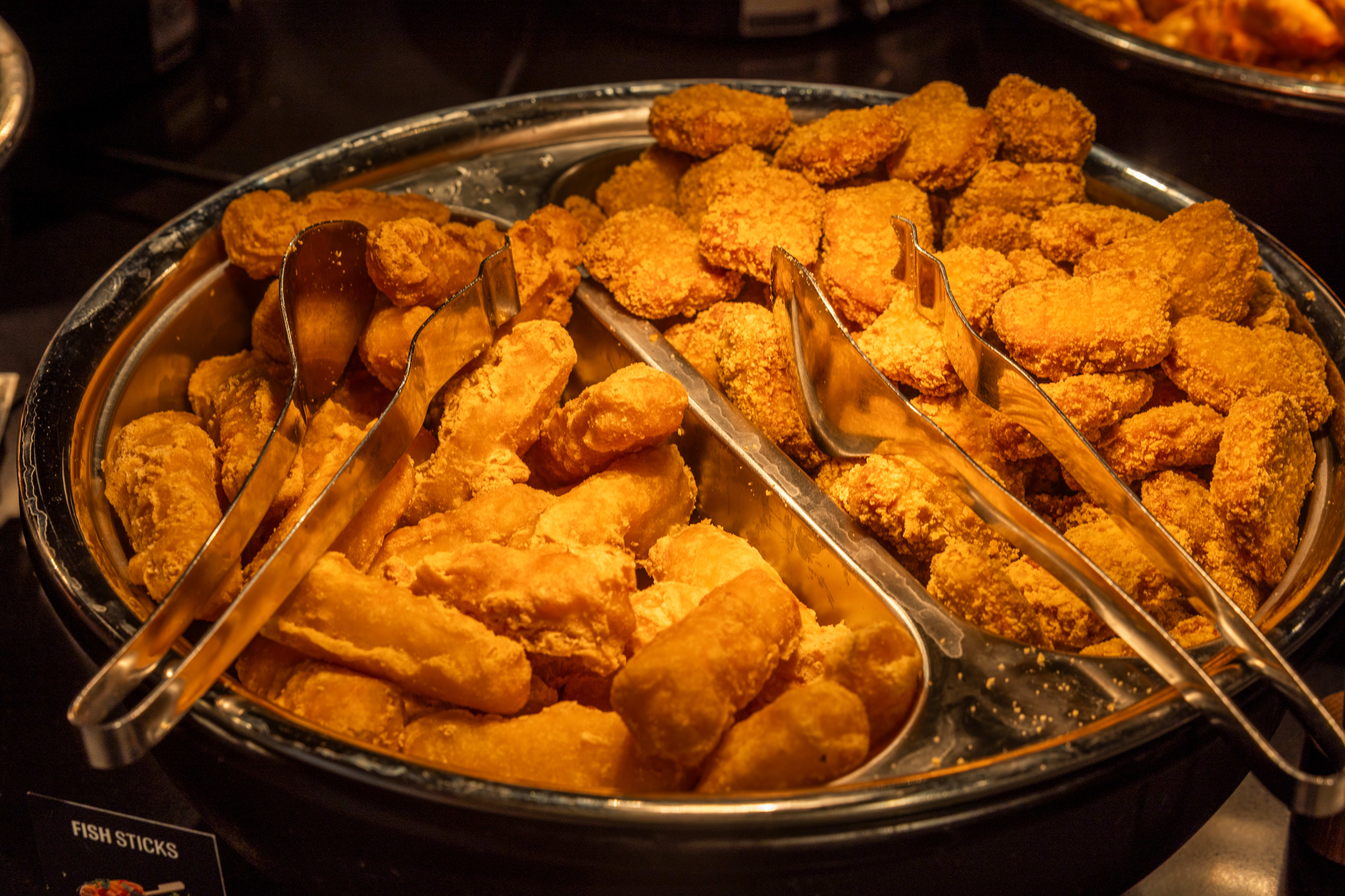 Sprøtt og lysebrunt. Fiskepinner og kyllingnuggets fra buffeten.