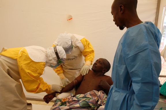 Frykter at ebola skal spre seg fra DR Kongo til nabolandene. Samtidig angripes sykehus og behandlingssentre