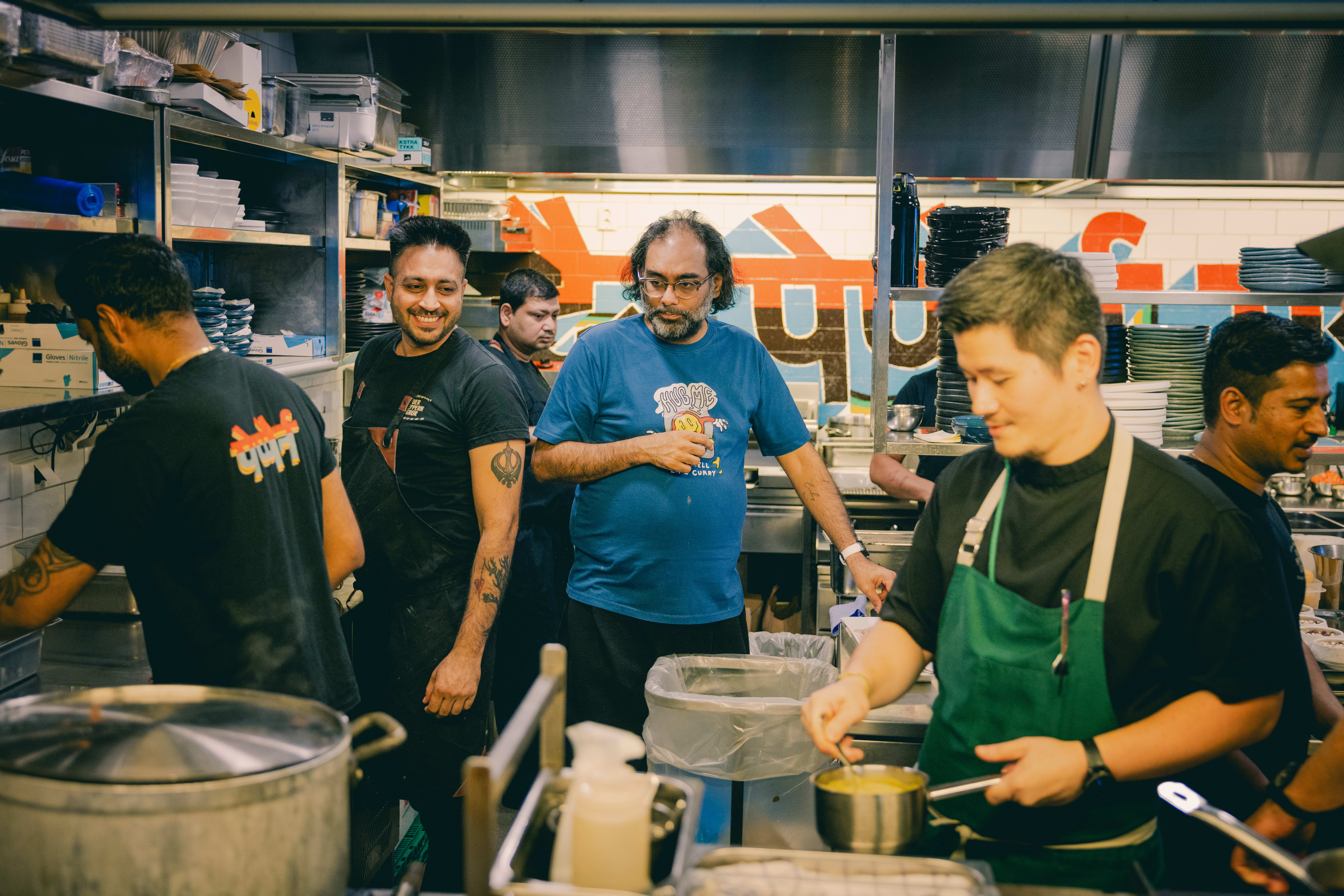 På kjøkkenet jobber kokkene på Der pepper'n gror sammen med Anands team, som han reiser med og noen ganger kaller et «band». Til høyre er Anands kjøkkensjef Rydo Anton.