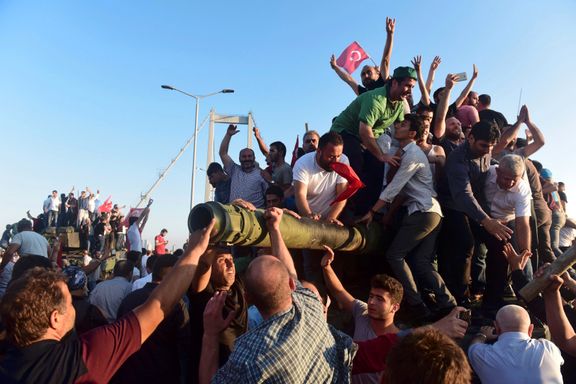 Nye aksjoner mot mistenkte kuppmakere i Tyrkia - EU-topper er bekymret