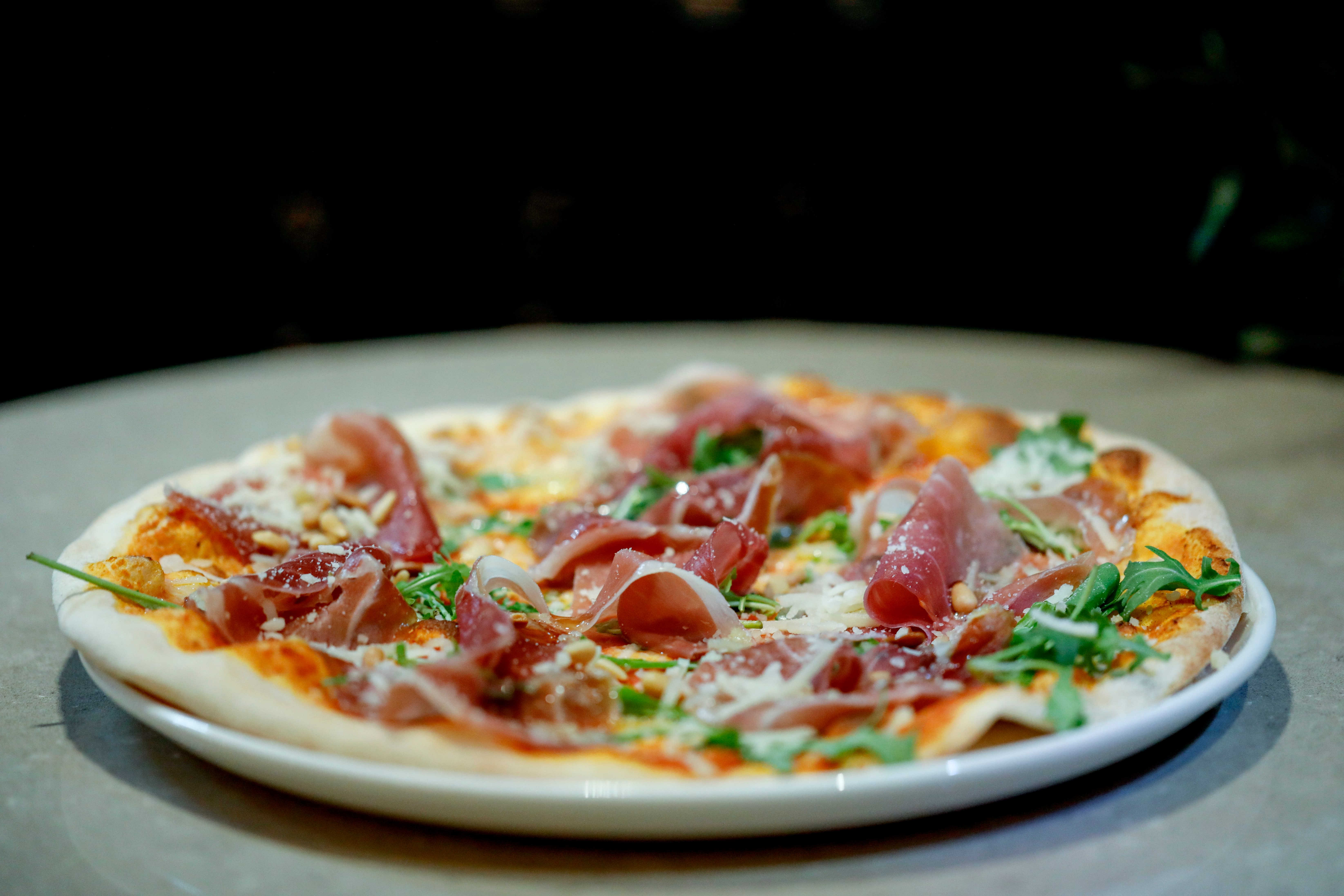 Olivia Eger serverer pizza som er blant byens aller beste, mener Aftenpostens anmelder. 