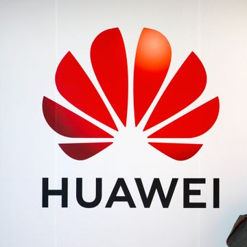 Storbritannia vil forby selskaper å kjøpe fra Huawei