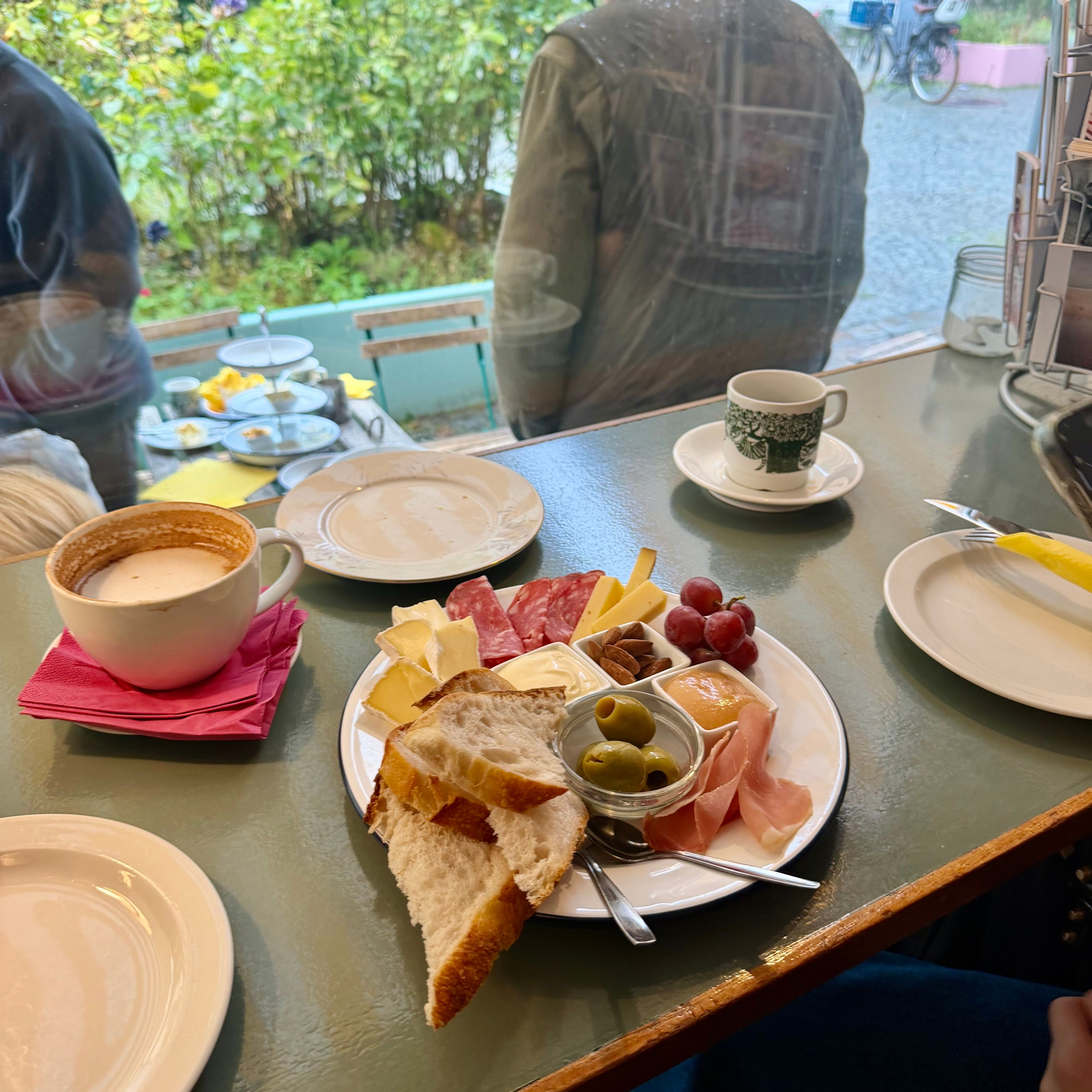 Nobel Bopel har snackstallerken hver dag.