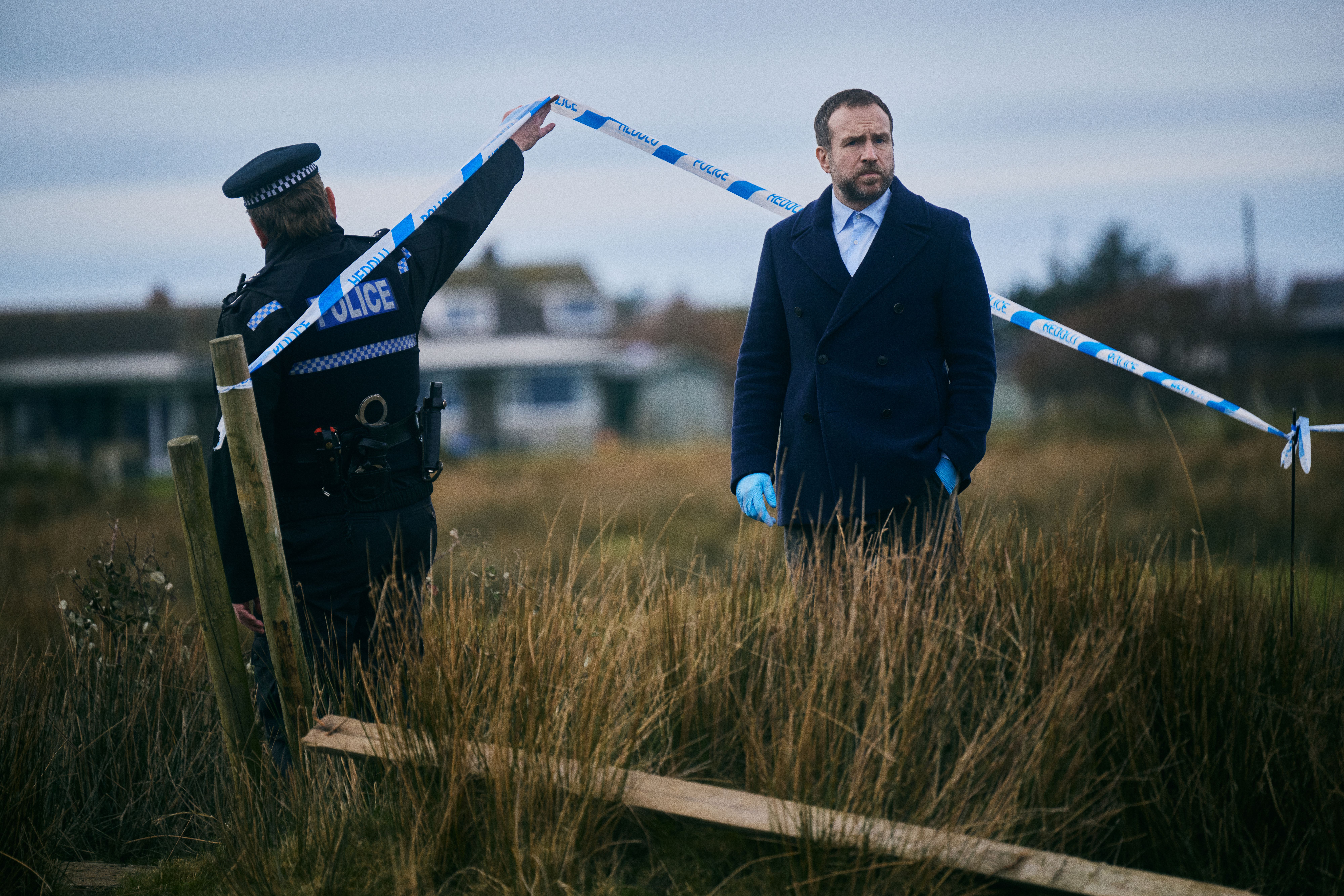 Er Eric Bull (Rafe Spall) for nær de involverte i etterforskningen?