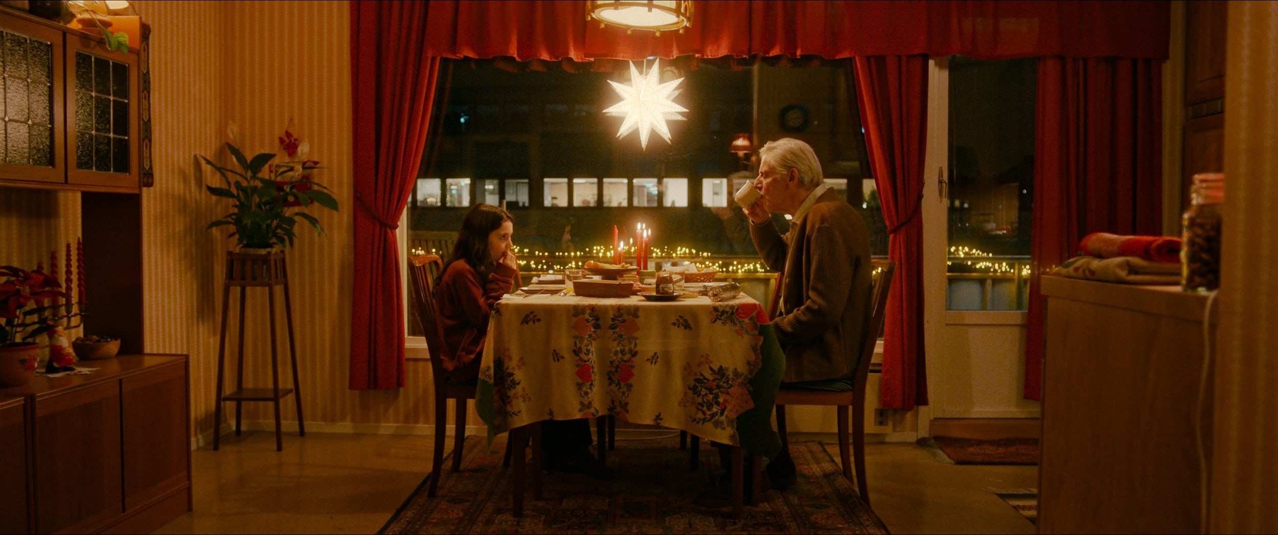 Ronja og filmens «gode fe», den svenske naboen Aronsen.