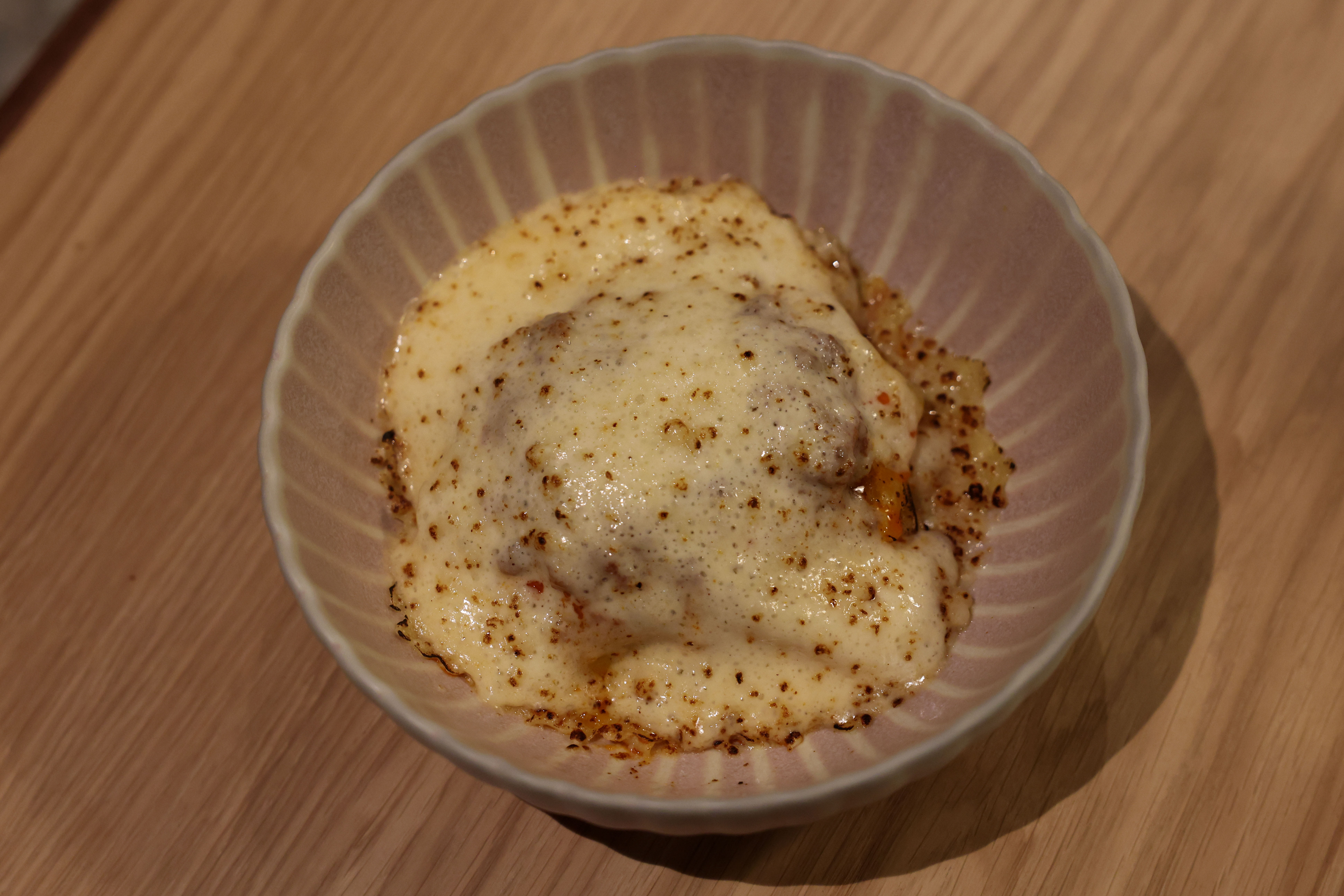 Den ser ikke spennende ut, men under den hvite sausen gjemmer det seg lag på lag med smak.