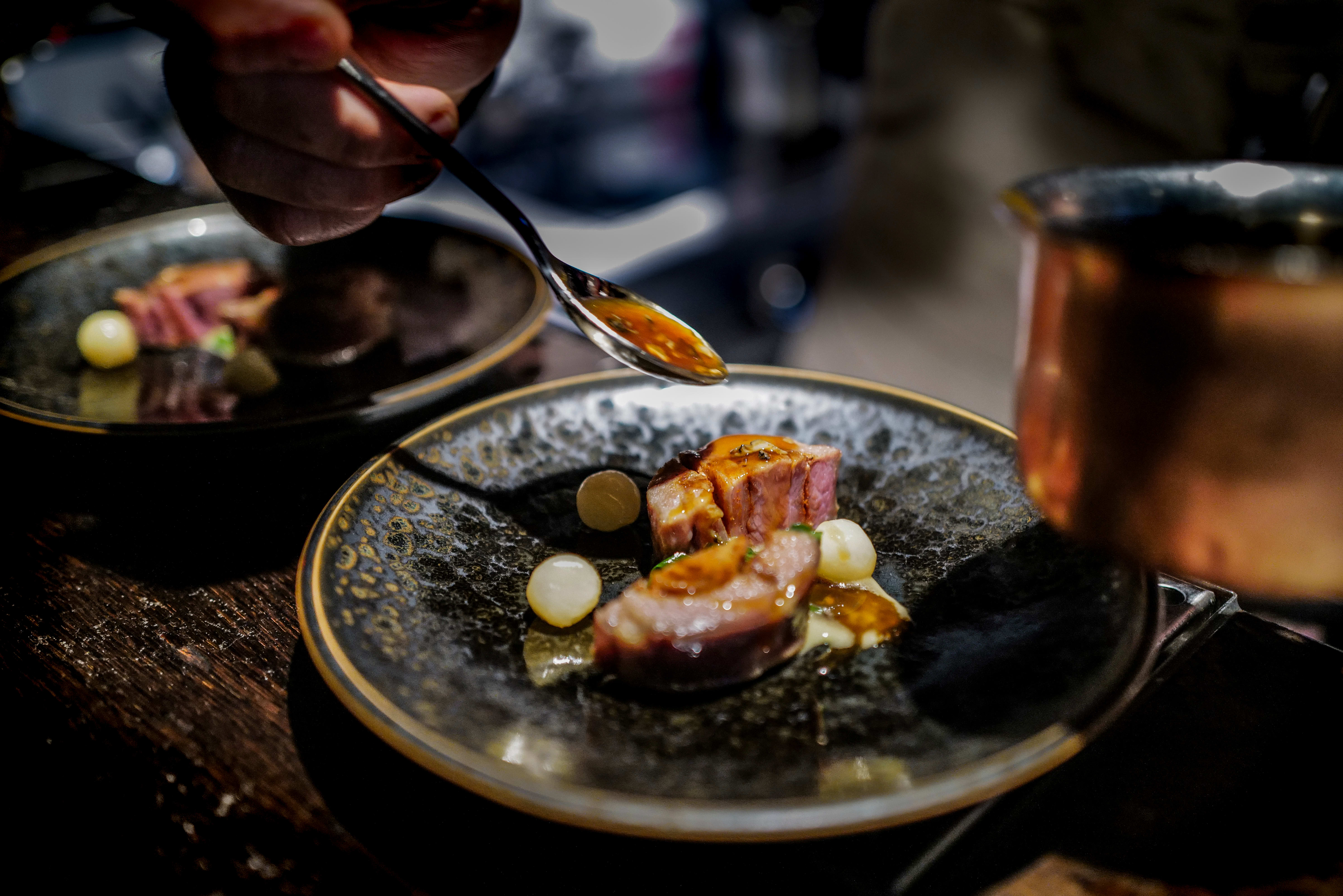 Da fotografen besøkte Bar Amour, var råvarene i hovedretten byttet ut. 