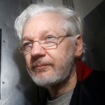 Reagerer på britisk beslutning om Assange-utlevering: Skandaløst og bisart