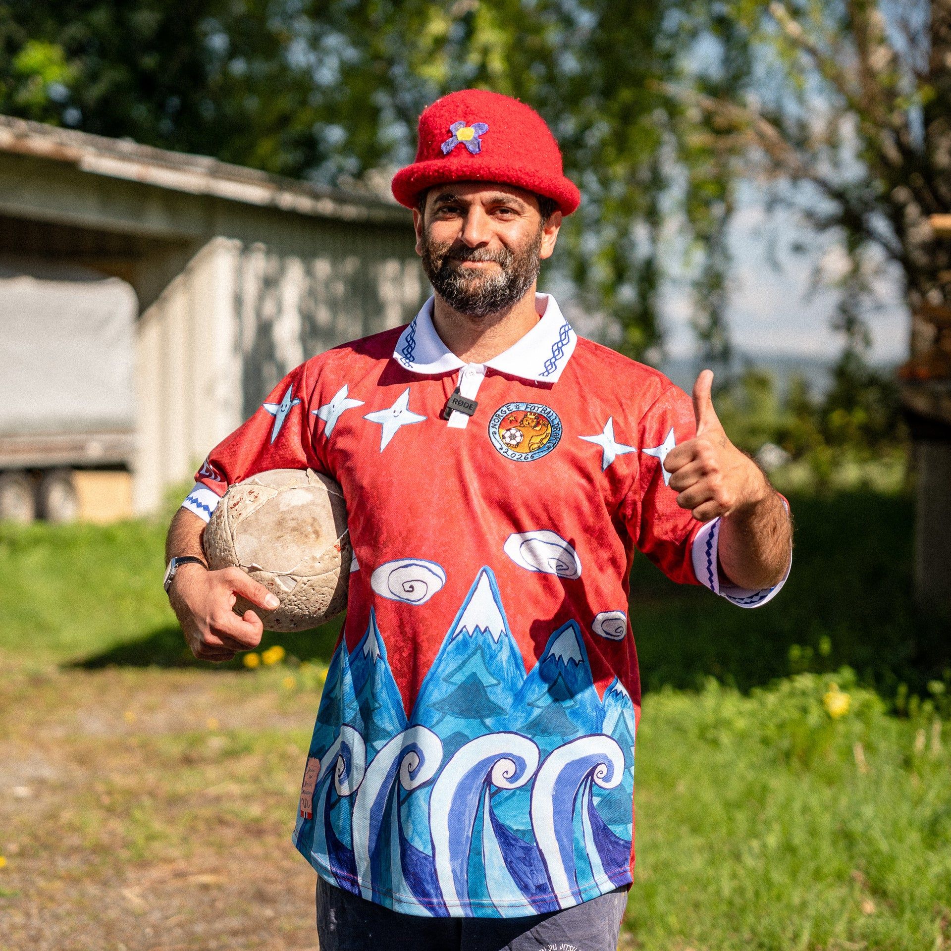 Herr Kunstmaler fikk drømme opp sin egen drakt.