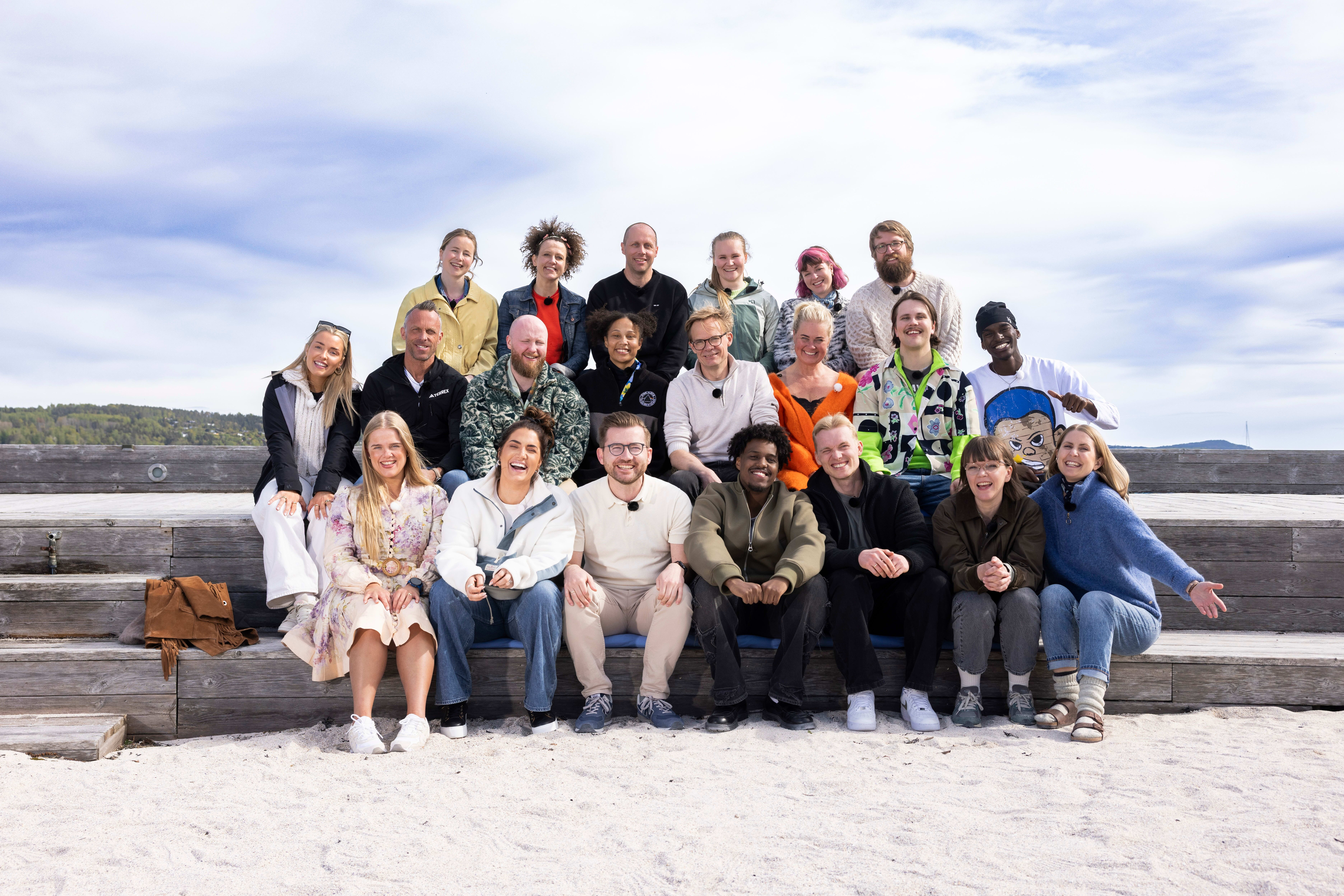 Deltagerne i «20-stjerners sommerferie». Bak fra venstre: Anja Bakken Riise, Margrethe Røed, Rafael Escobar Løvdahl, Asbjørg Nesje, Mari Nordén, Olav Svarstad Haugland, Selene Fjellvang Lie, Anders Aukland, Kevin Kildal, Mimmi Tamba, Espen Aas, Bjørg Thorhallsdottir, Kjell Øverland, Frank Espen Muzamura, Gyda Oddekalv, Iselin Guttormsen, Sveinung Rotevatn, Mohamed Salah Ahmed, Kasper Kvello, Cecilie Ramona Kåss Furuseth og programleder Silje Nordnes.