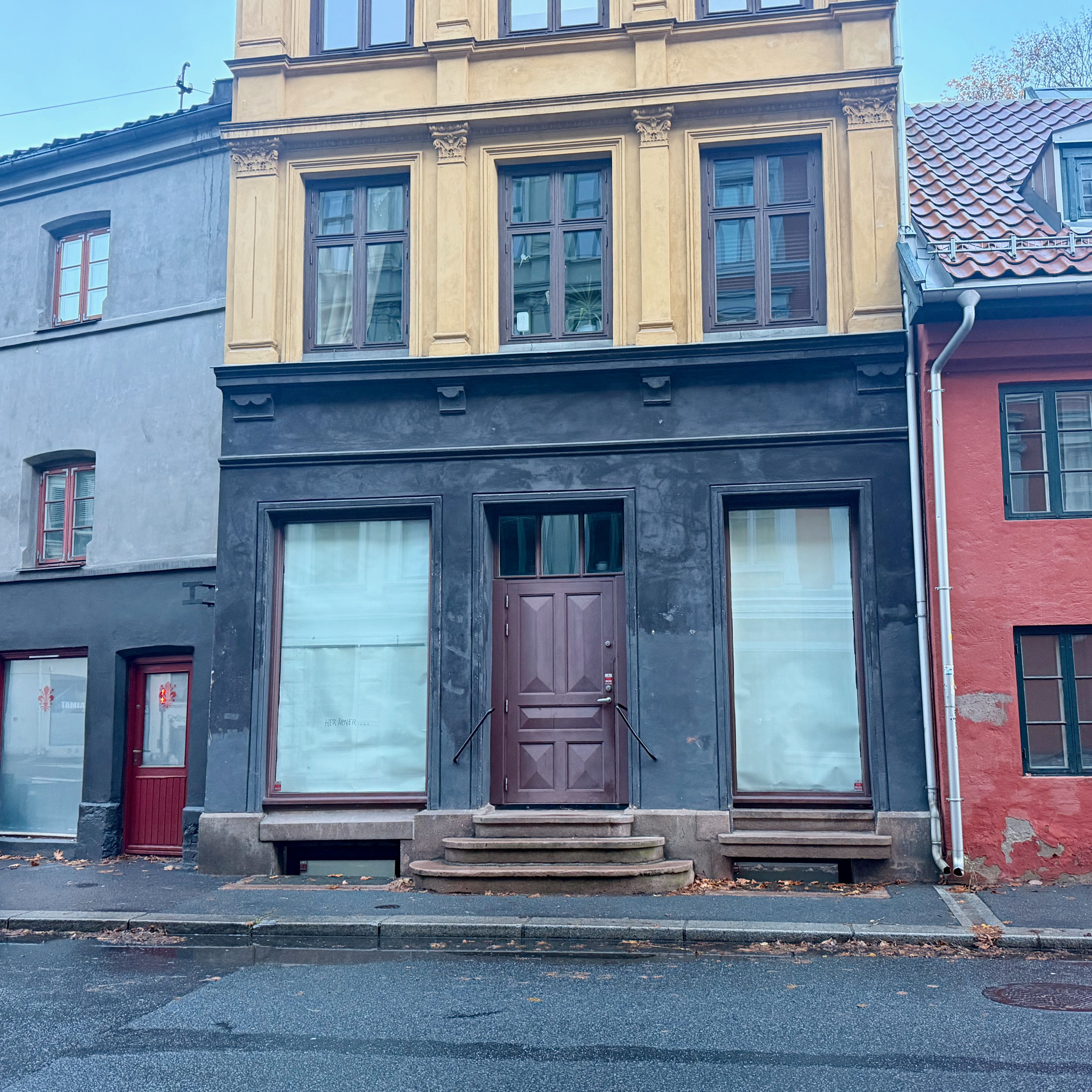 På dørene står det bare «her kommer ...».