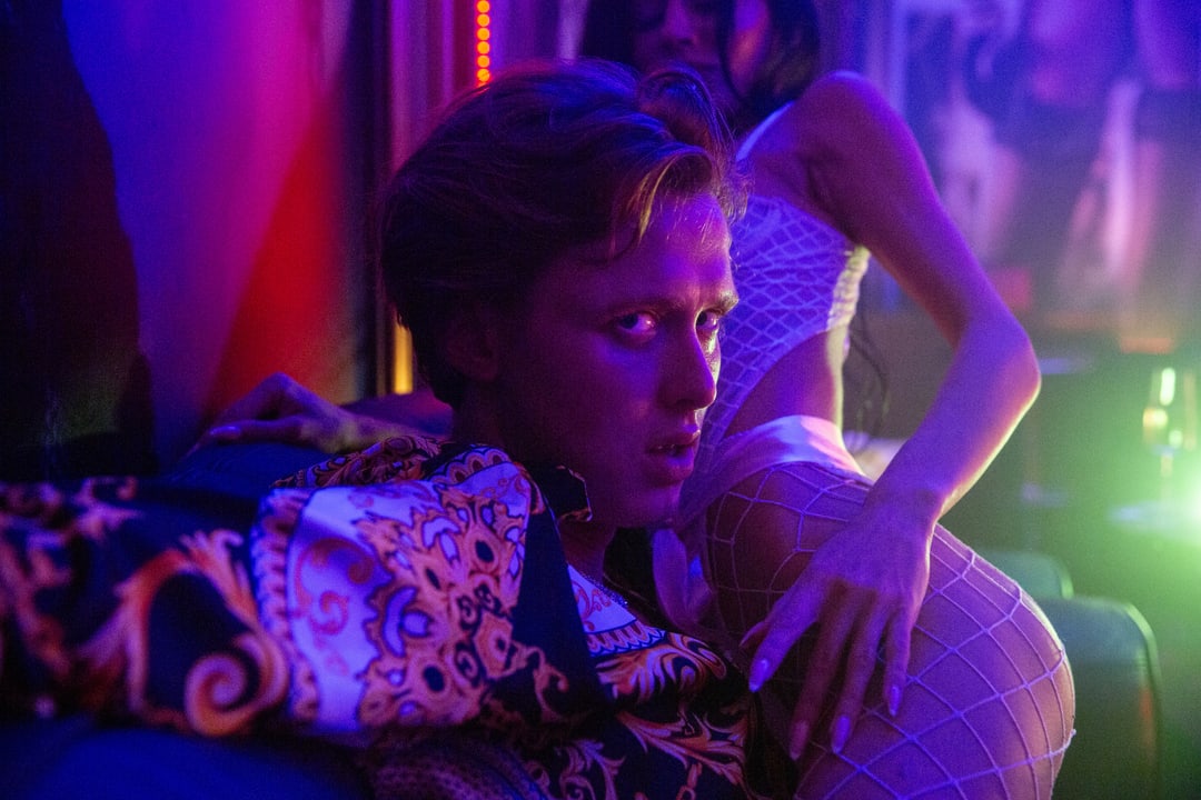 Philip Holst-Cappelen tok med seg sine «ansatte» på firmatur til Roma. Det endte i skandale på strippeklubb. Han spilles av Henrik Holm.