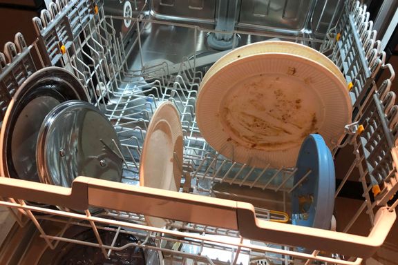 Skylle eller ikke skylle oppvasken? Bildet viser faktisk fasiten. 