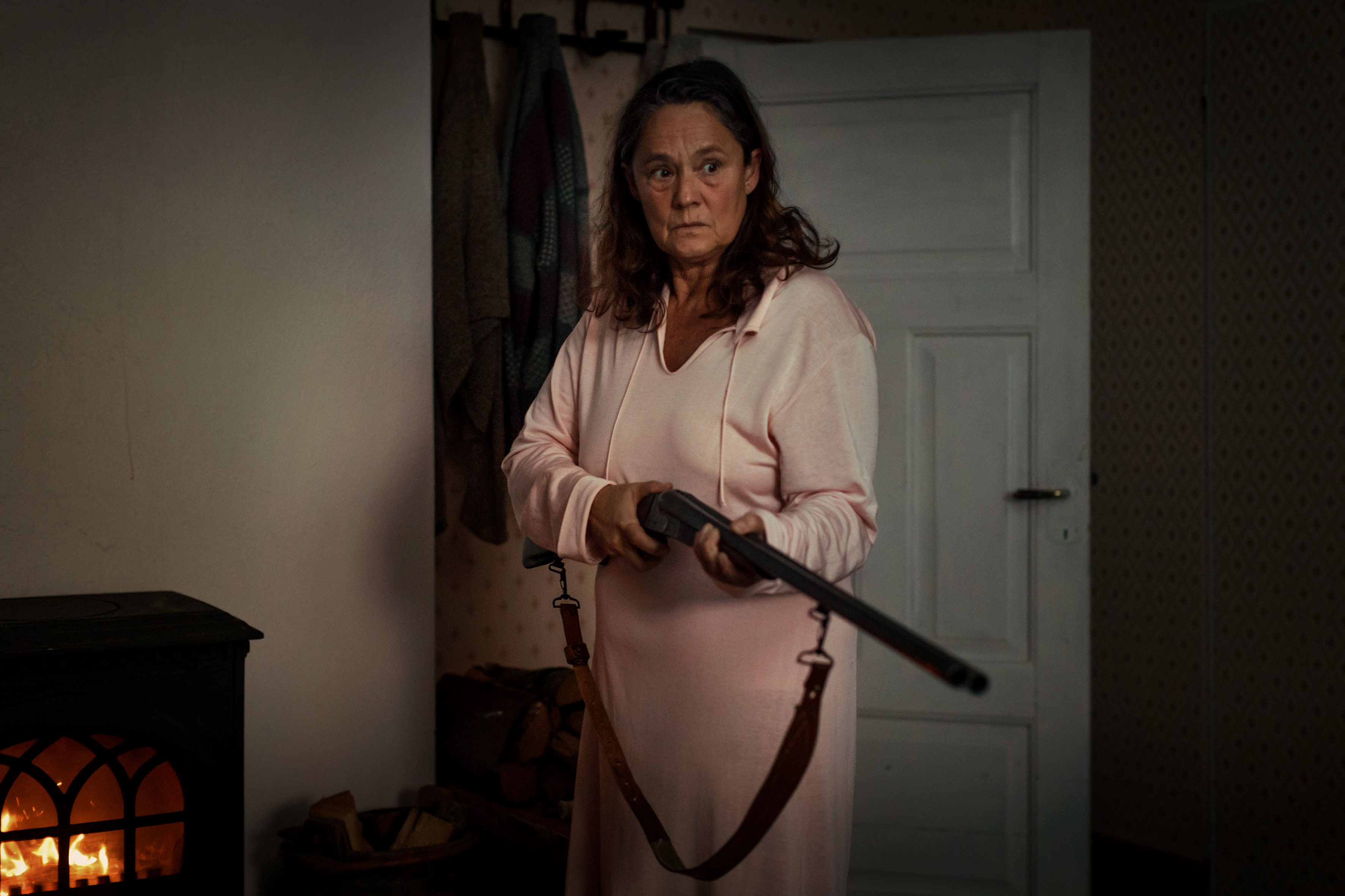 18 år etter dobbeltdrapet føler Annie (Pernilla August) seg truet på livet. 