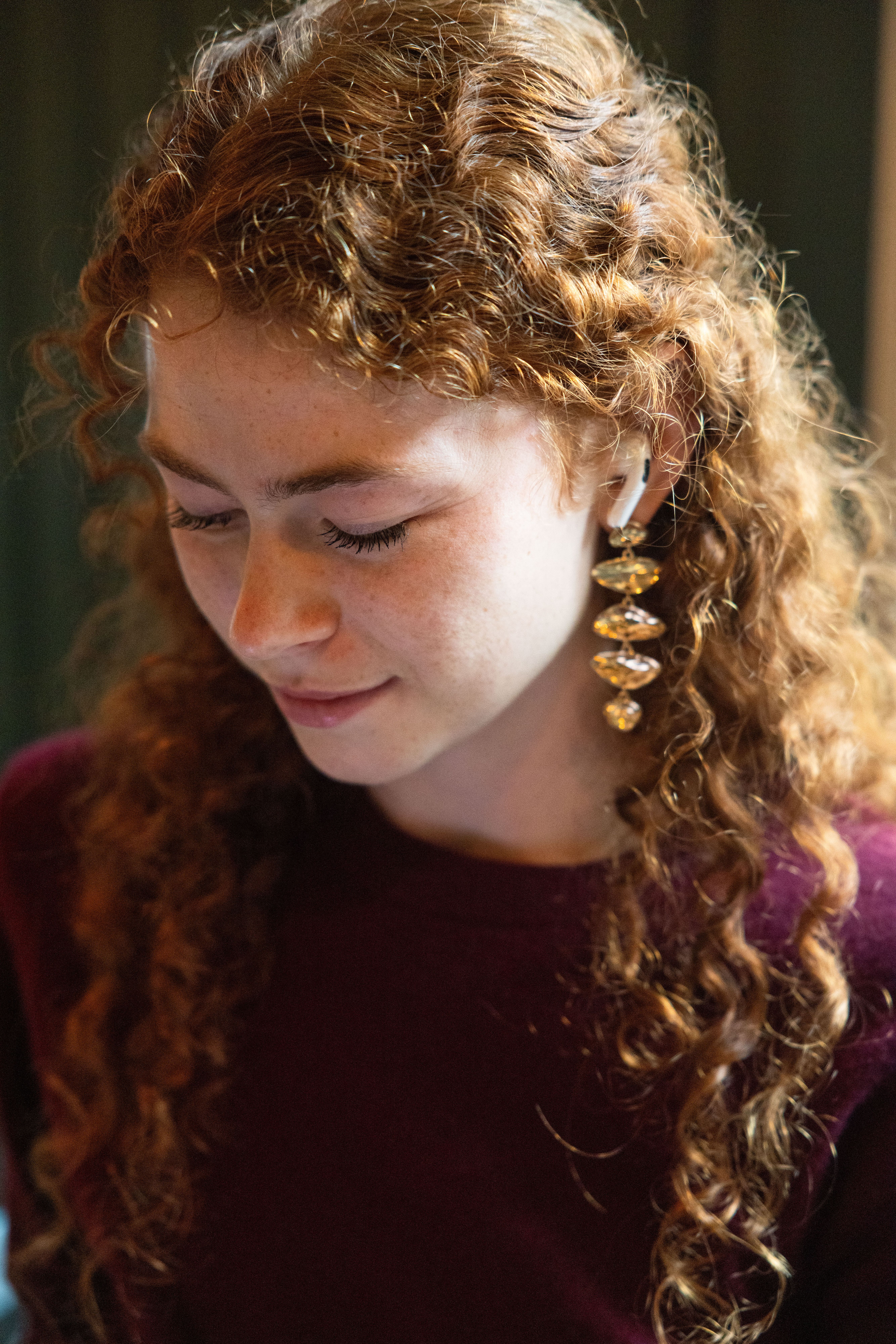 Ellen Aabol finner seg et hjørnet og suger til seg stemningen rundt.