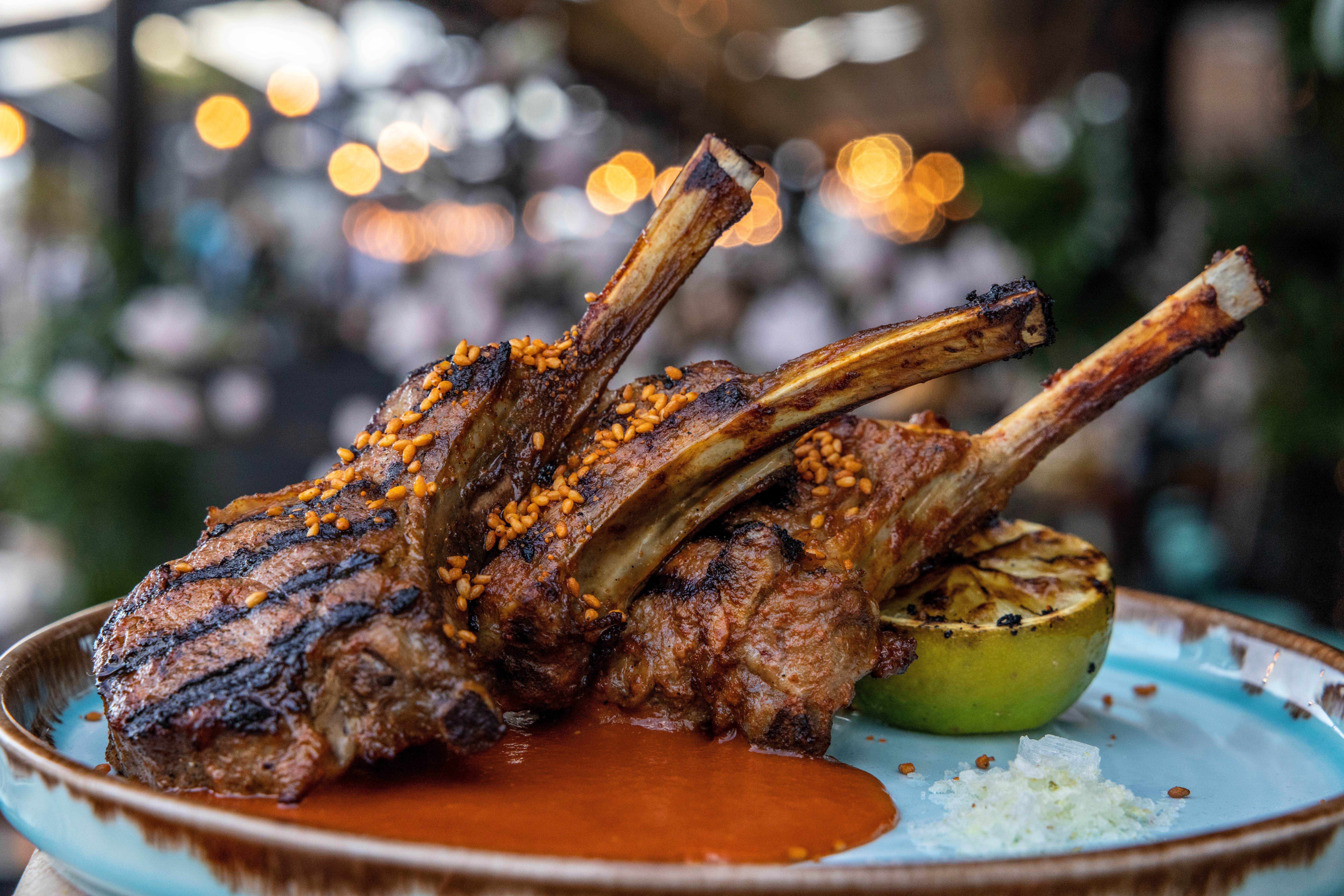 Kveldens absolutte høydepunkt – grillede lammekoteletter med misosaus. 