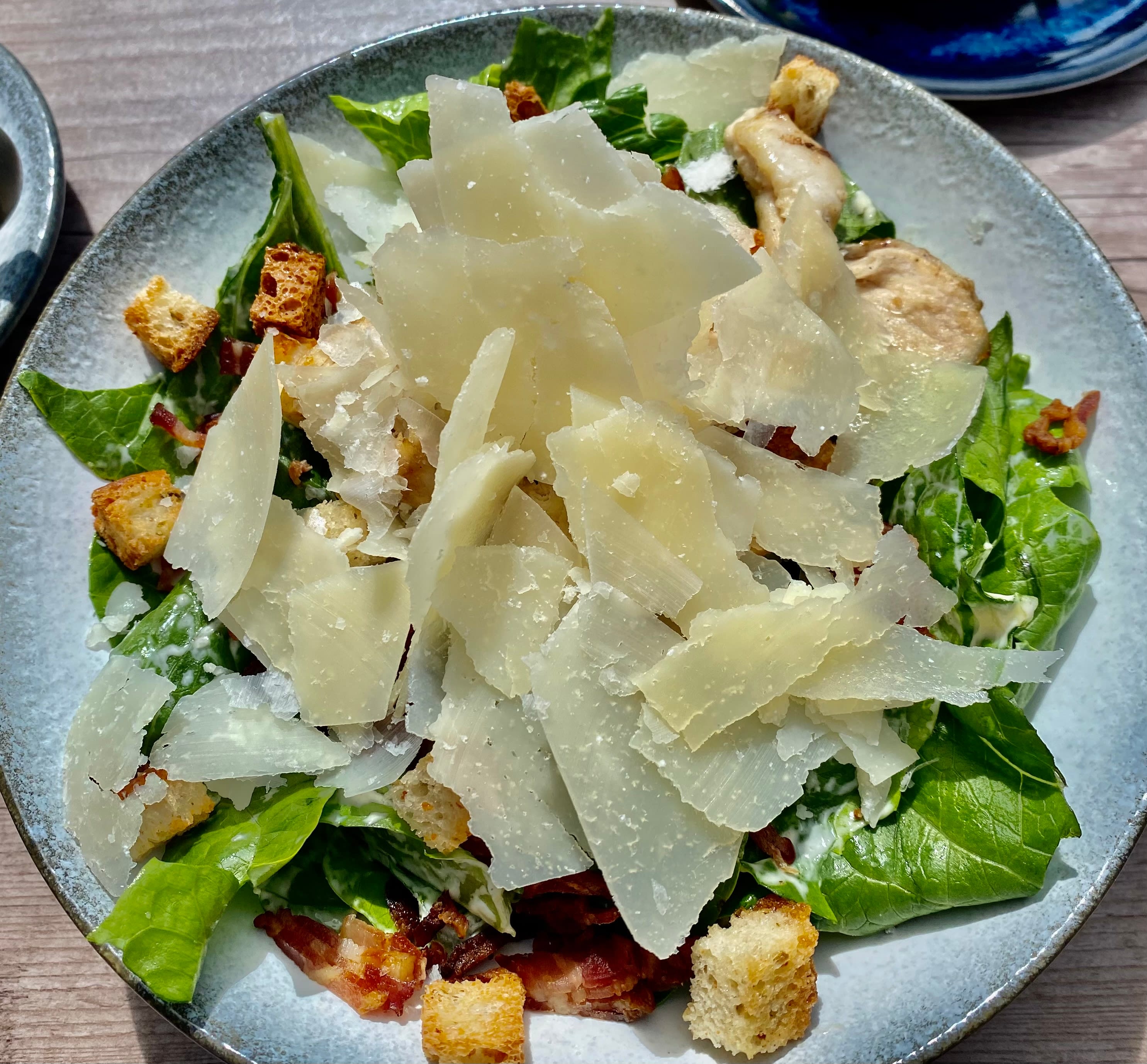 Kyllingbitene i Cæsarsalaten kan du bruke som sandpapir. 224 bortkastede kroner. 