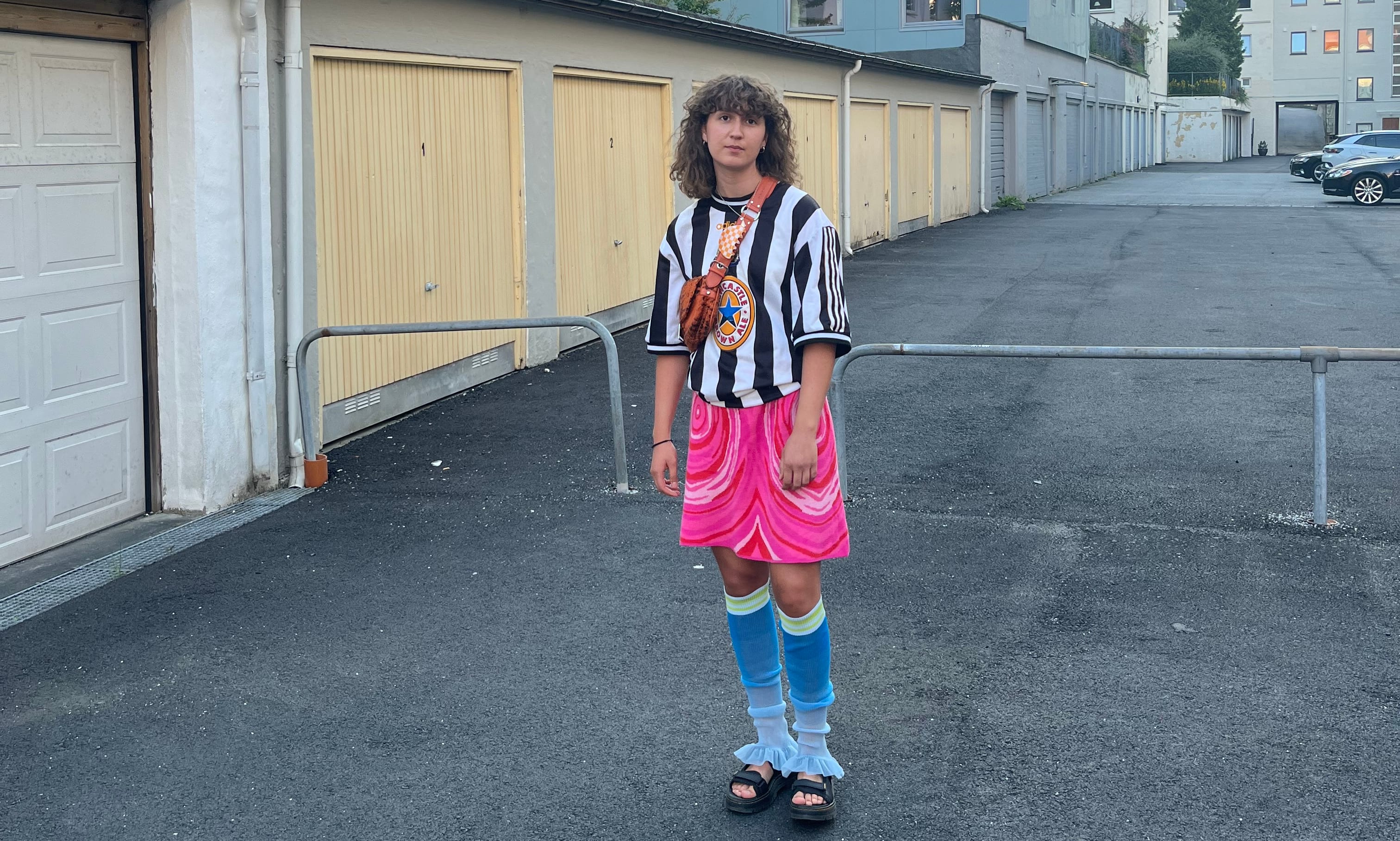 Isabel Engelsen Fox kombinerer fotballtrøyer med knestrømper og skjørt for å skape et lekent, androgynt uttrykk. 