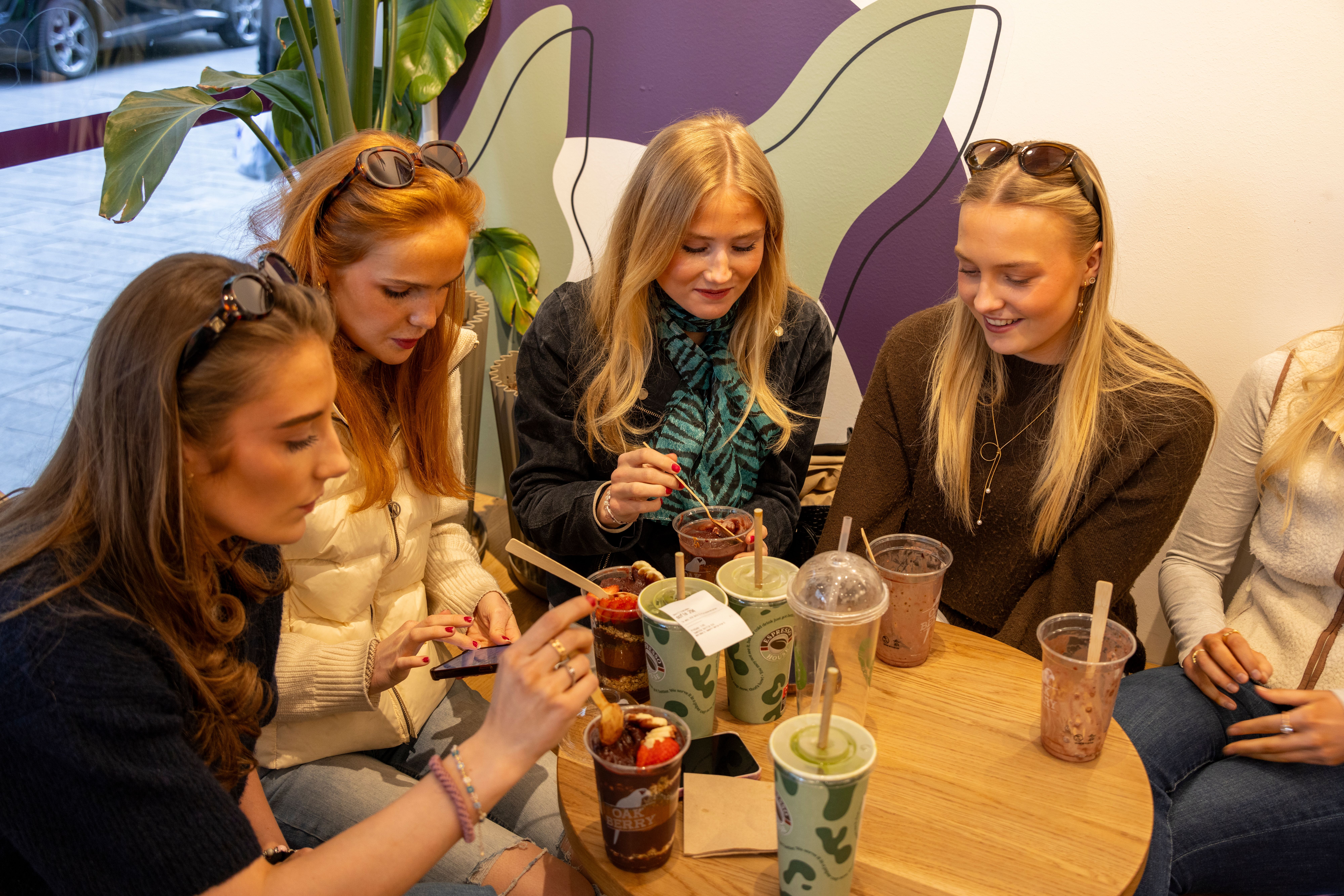Acai-bowls tar av blant unge jenter: – I går var det halv pris, da kjøpte jeg fire bokser