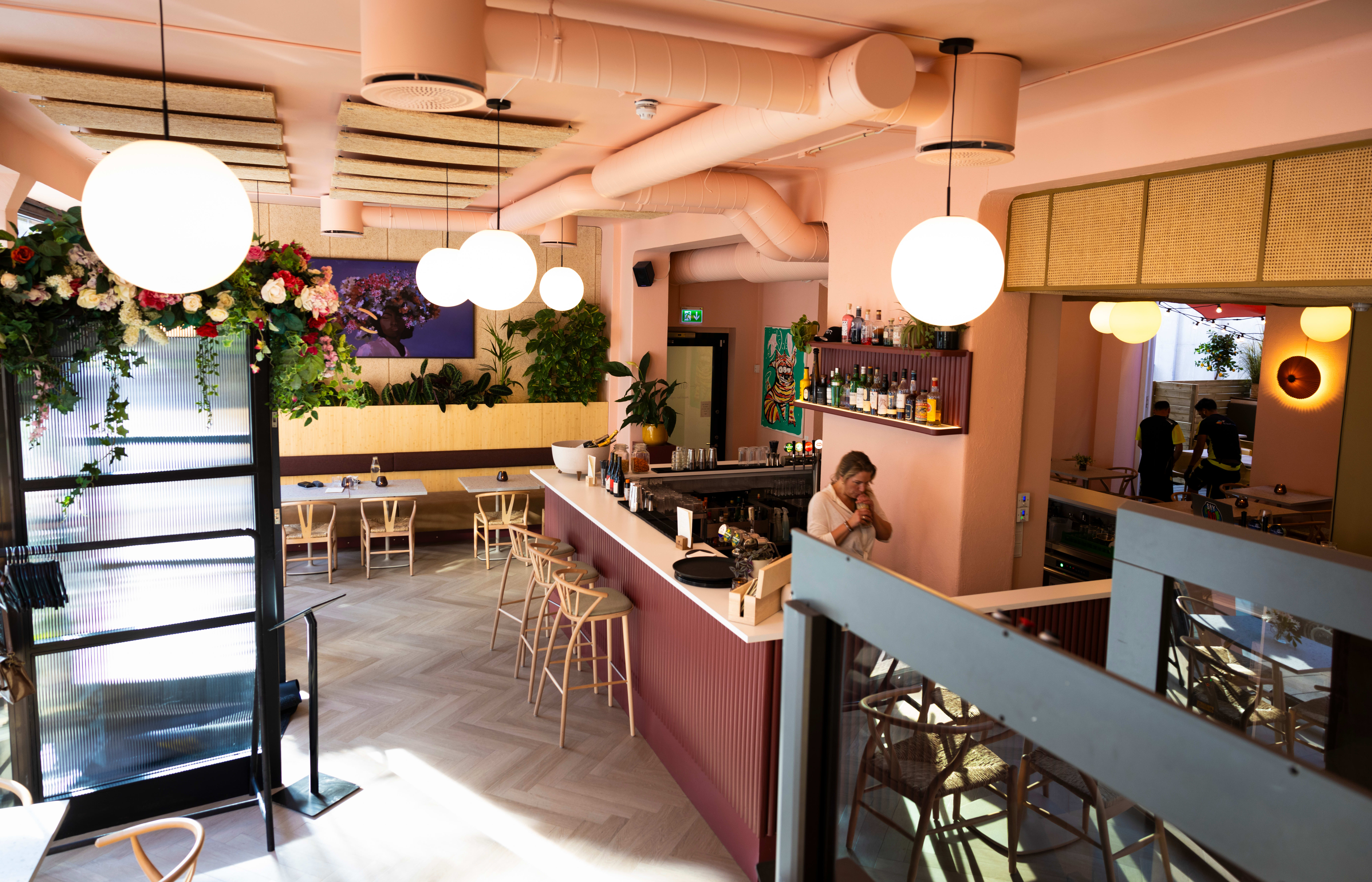 Cæp har både et bar- og restaurantområde og et loungeområde dedikert til sport.