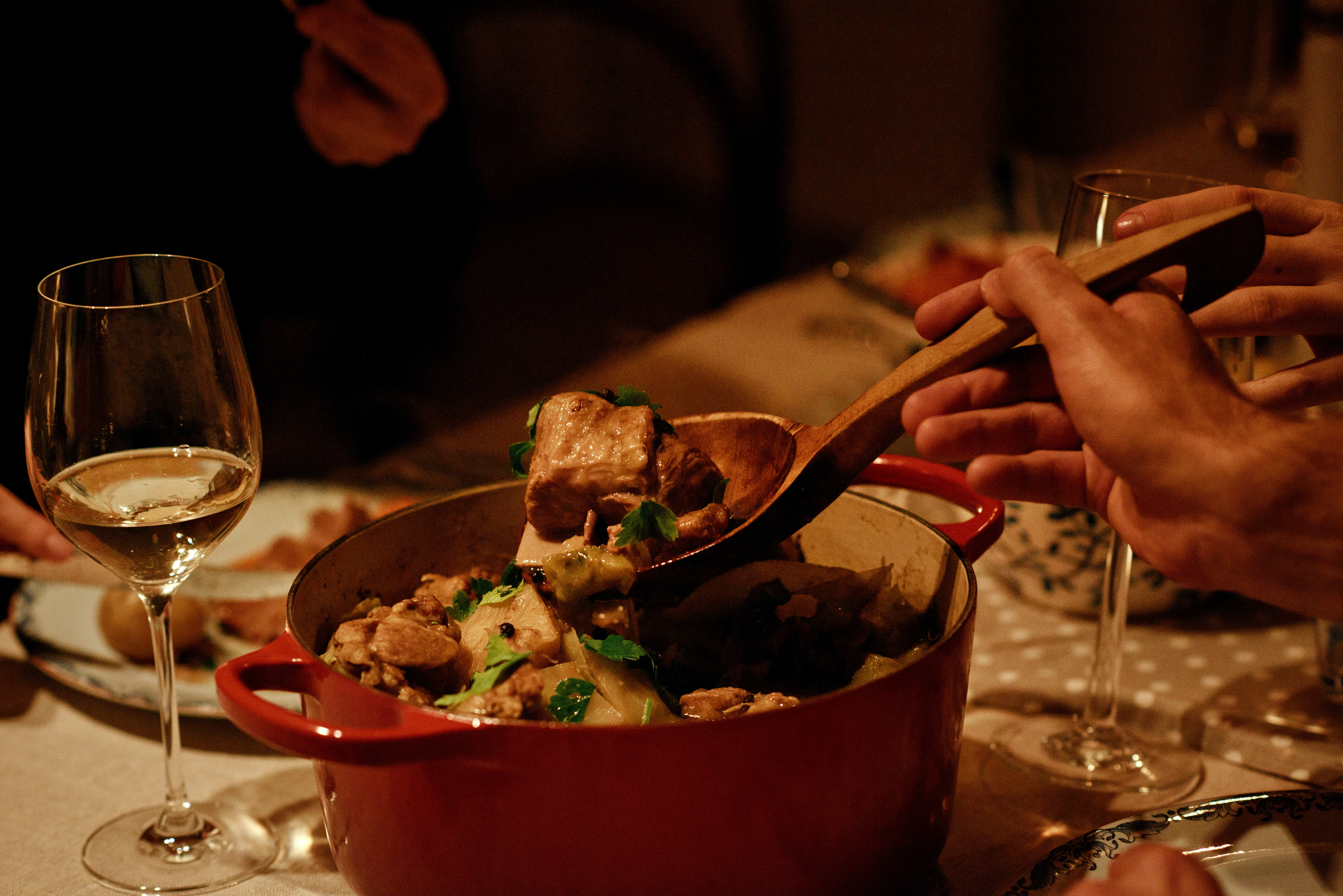 En god fårikål skal helst få mange timer på komfyren. Noen påstår faktisk at den er best dagen etterpå. 