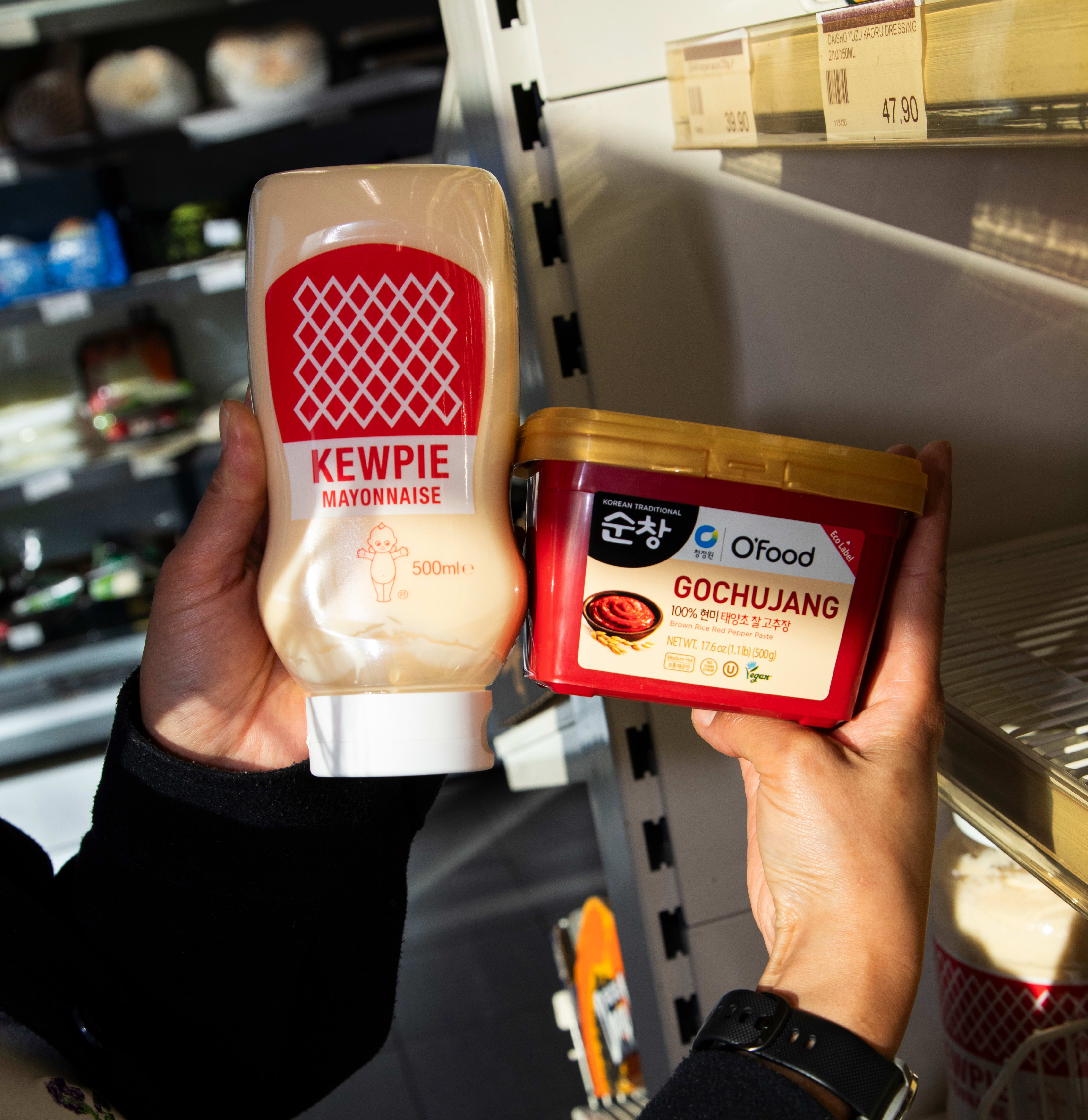 Kewpie-majones og Gochujang. – En fantastisk kombinasjon! sier Kalvenes.