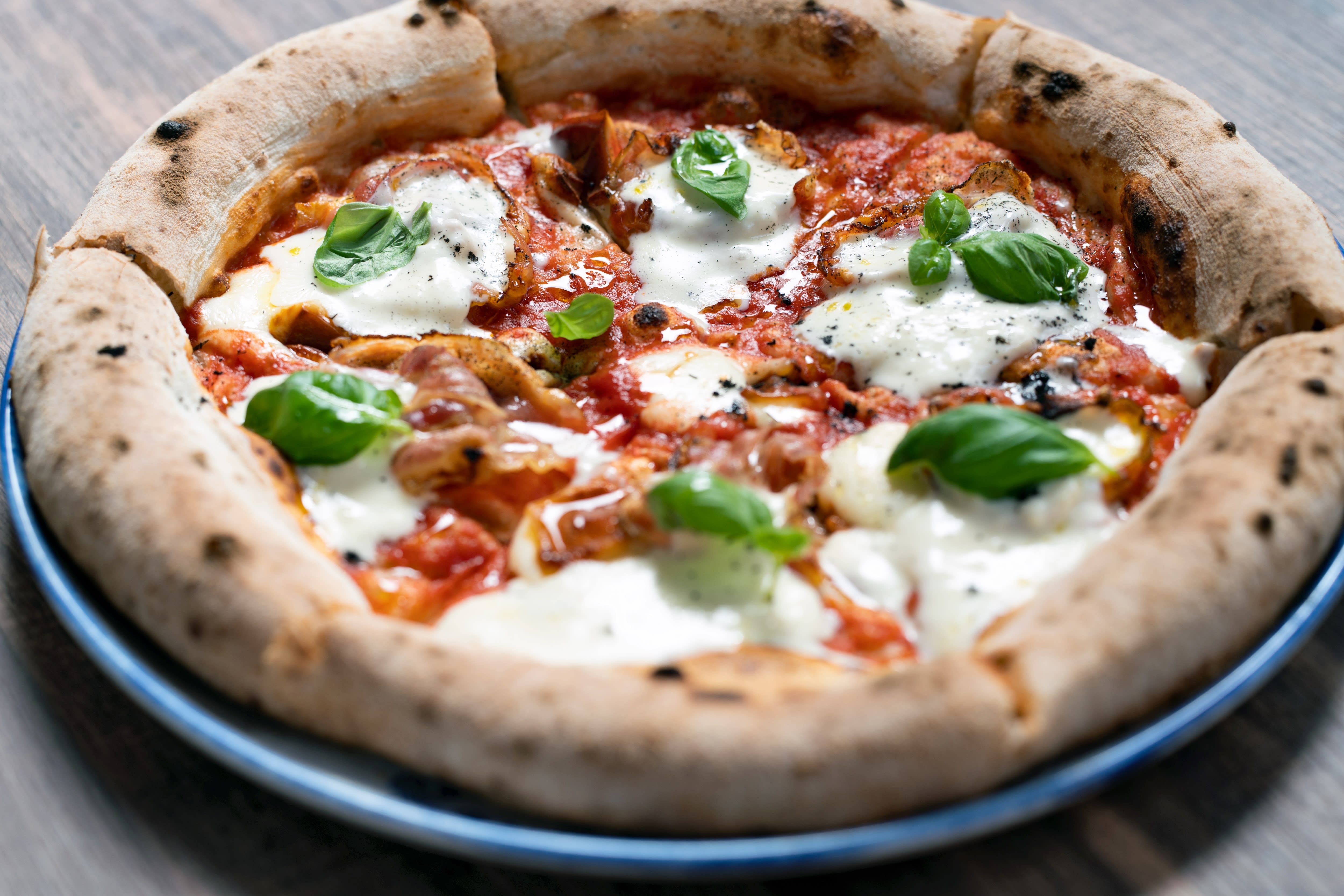 Pizza Puglia, med italiensk bacon og gode lokale oster.