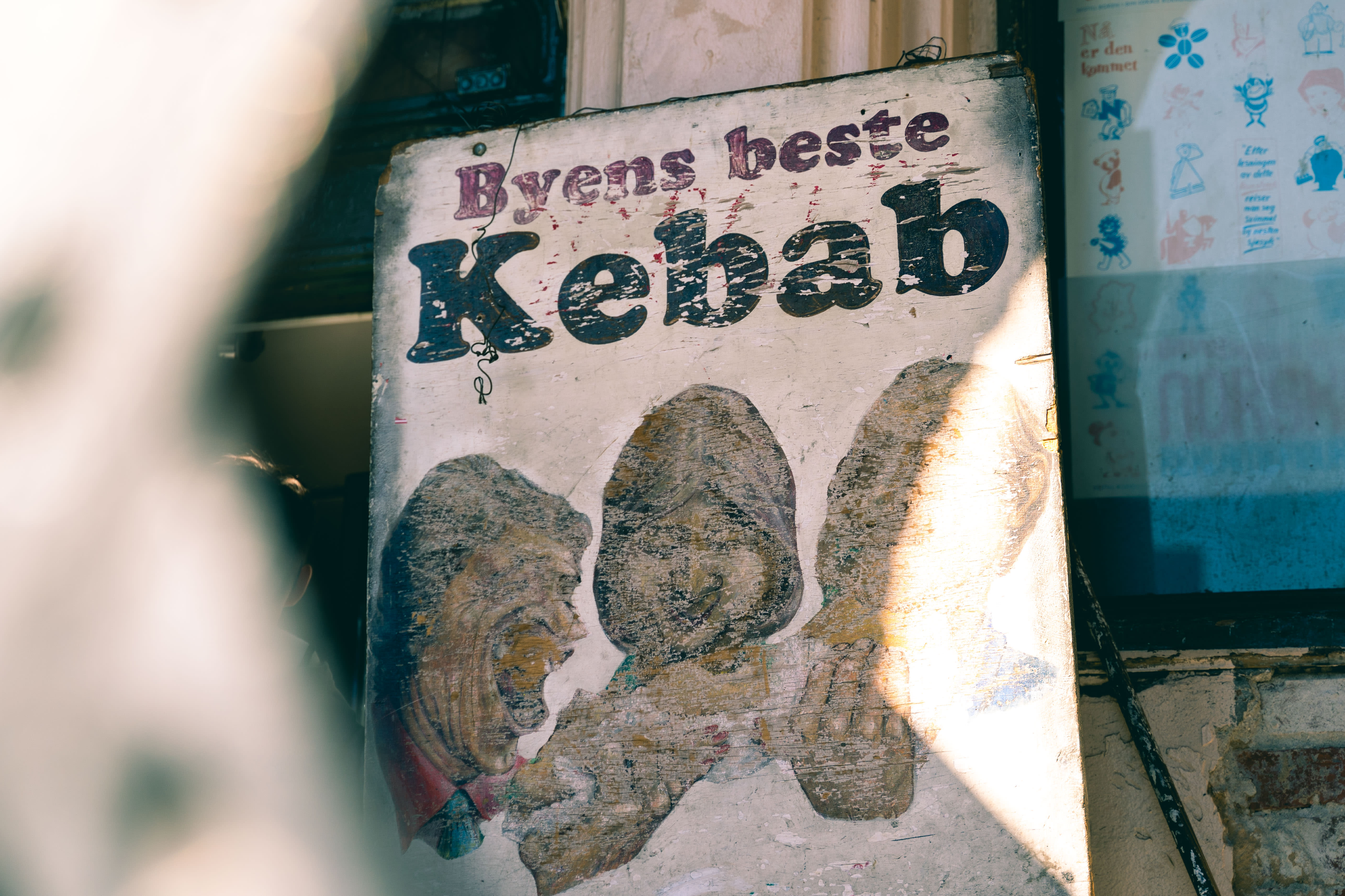 Akkurat hvor lenge dette skiltet har hengt utenfor Dronningens Kebab, er vanskelig å si. Men det hang der i hvert fall også i 2009.