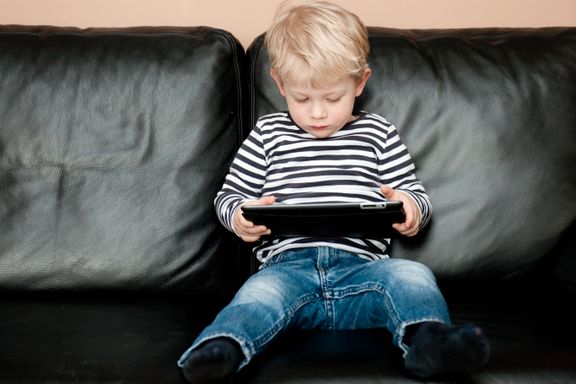 Barn som bruker skjerm om morgenen, har økt risiko for språkvansker