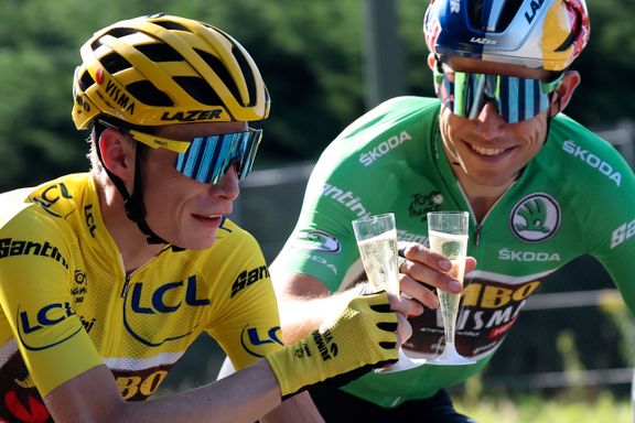 Champagne-feiring for Vingegaard på den siste Tour de France-etappen – Philipsen vant på Champs-Élysées