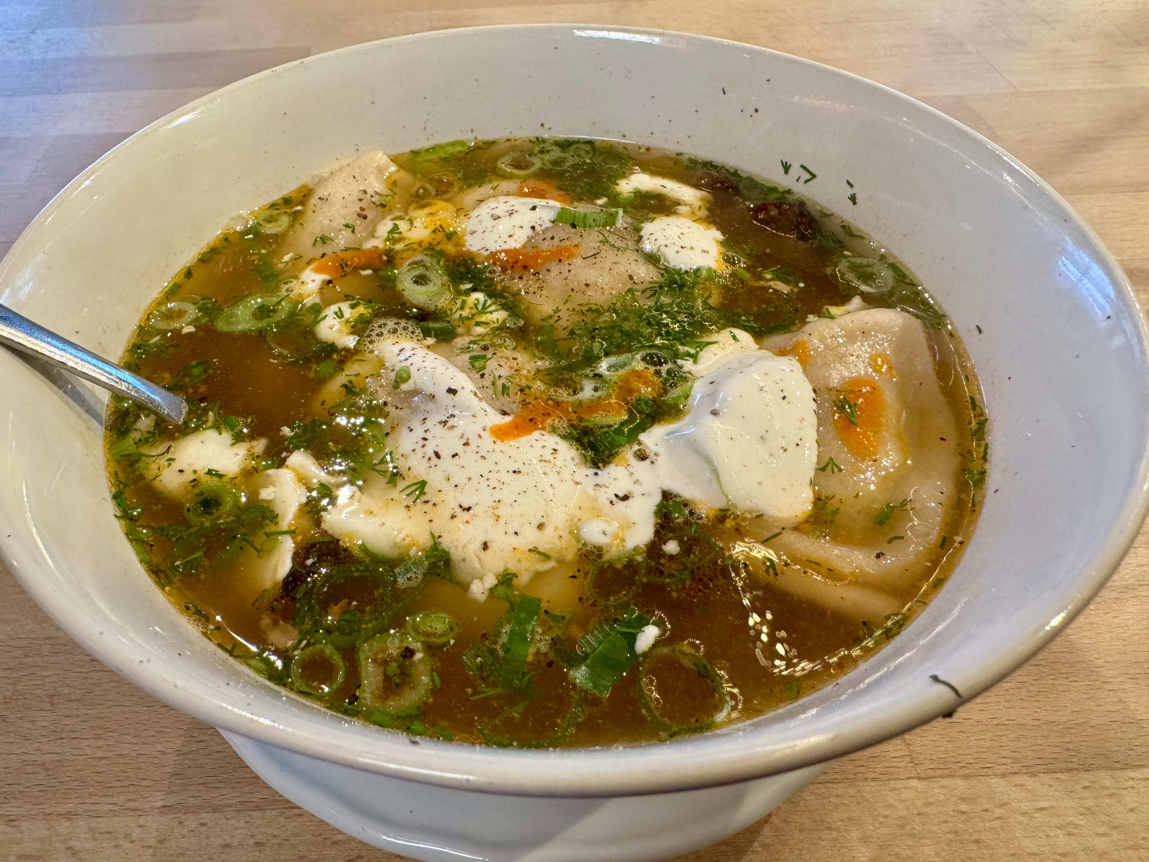 Polka har tre forskjellige supper på menyen. Klassisk zurek og polish ramen. Vi anbefaler varianten med dumplings til 199 kr. Fire gigantiske, kjøttfylte dumplinger svømmer rundt i en smaksrik grønnsak- og svinekraft. 