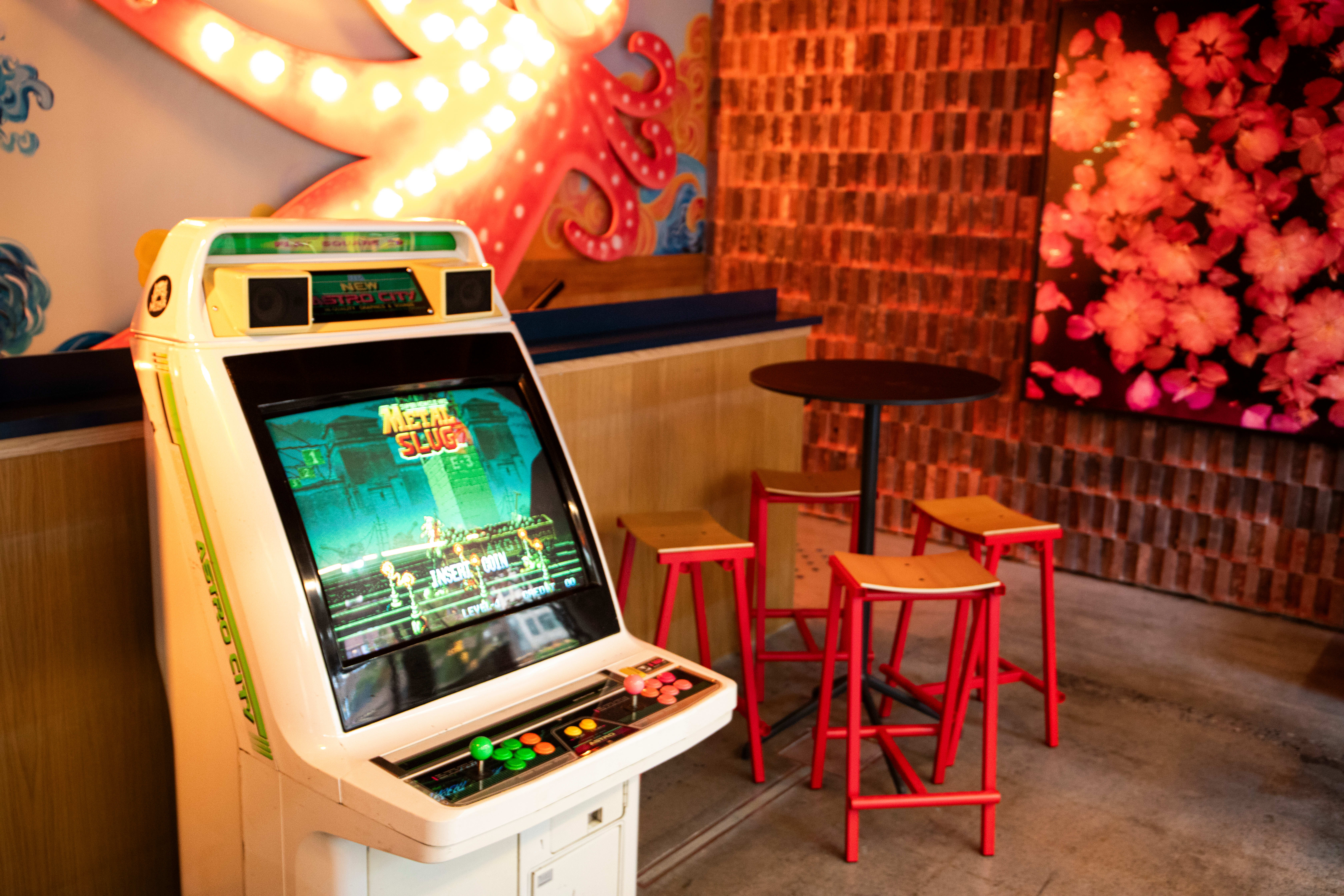 Utover høsten kommer det enda flere arkadespill, lyttebar, karaokerom og kinosal på den japanske baren.