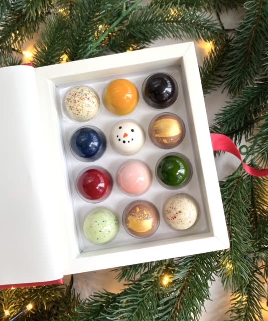 Konfekten fra Tufto har både klassiske smaker som hasselnøtt, mandel og bringebær, men de eksperimenterer også med fyll som miso, svart sesam og fennikel.