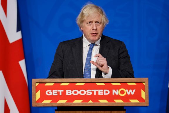 Ny avsløring: Mens pubene var stengt, koste Boris Johnson seg i solen med ost og vin. Nå hagler kritikken.