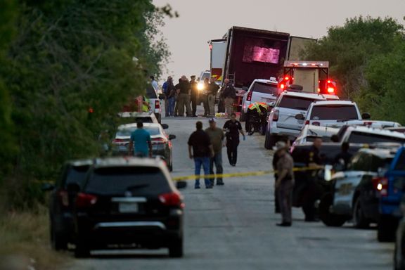 Rundt 50 mennesker funnet døde i vogntog i Texas