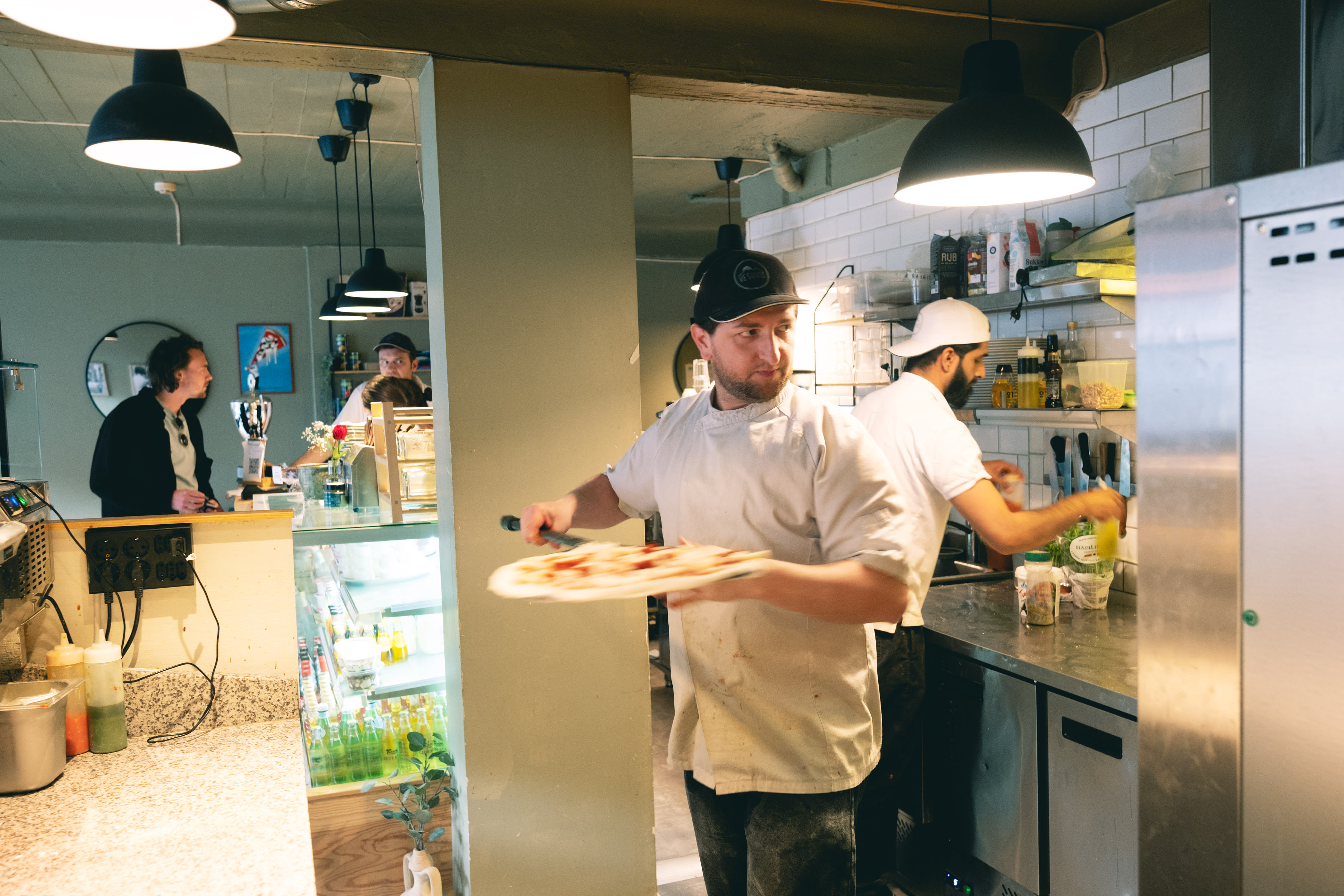Det er hektisk på kjøkkenet. Take away-pizzaer fyker ut døren i høyt tempo. 