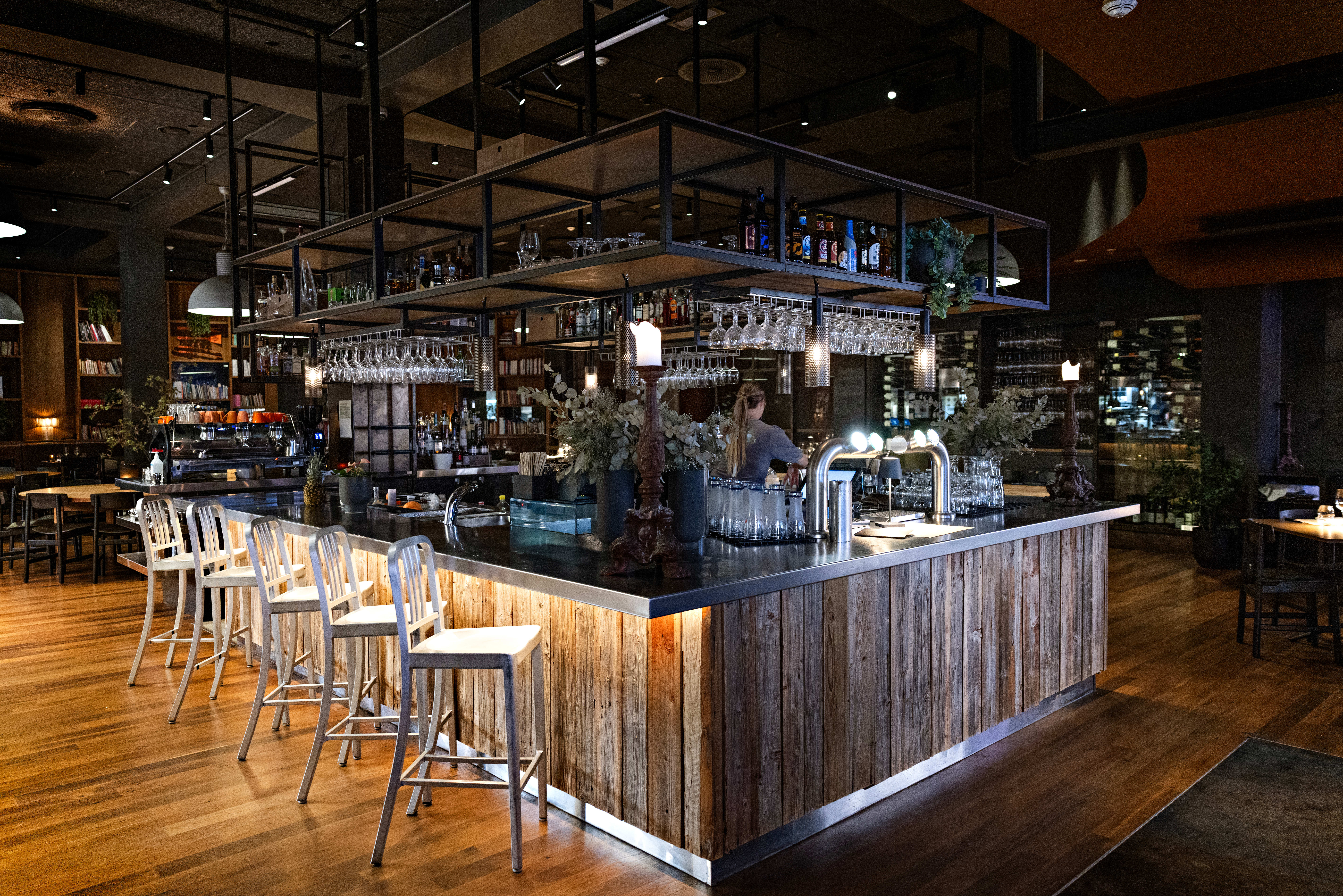 En bar midt i lokalet byr på flere gode cocktailer. 