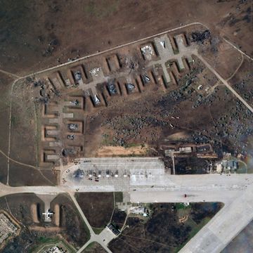 Satellittbilder viser ødelagte russiske fly på Krym etter mulig ukrainsk angrep