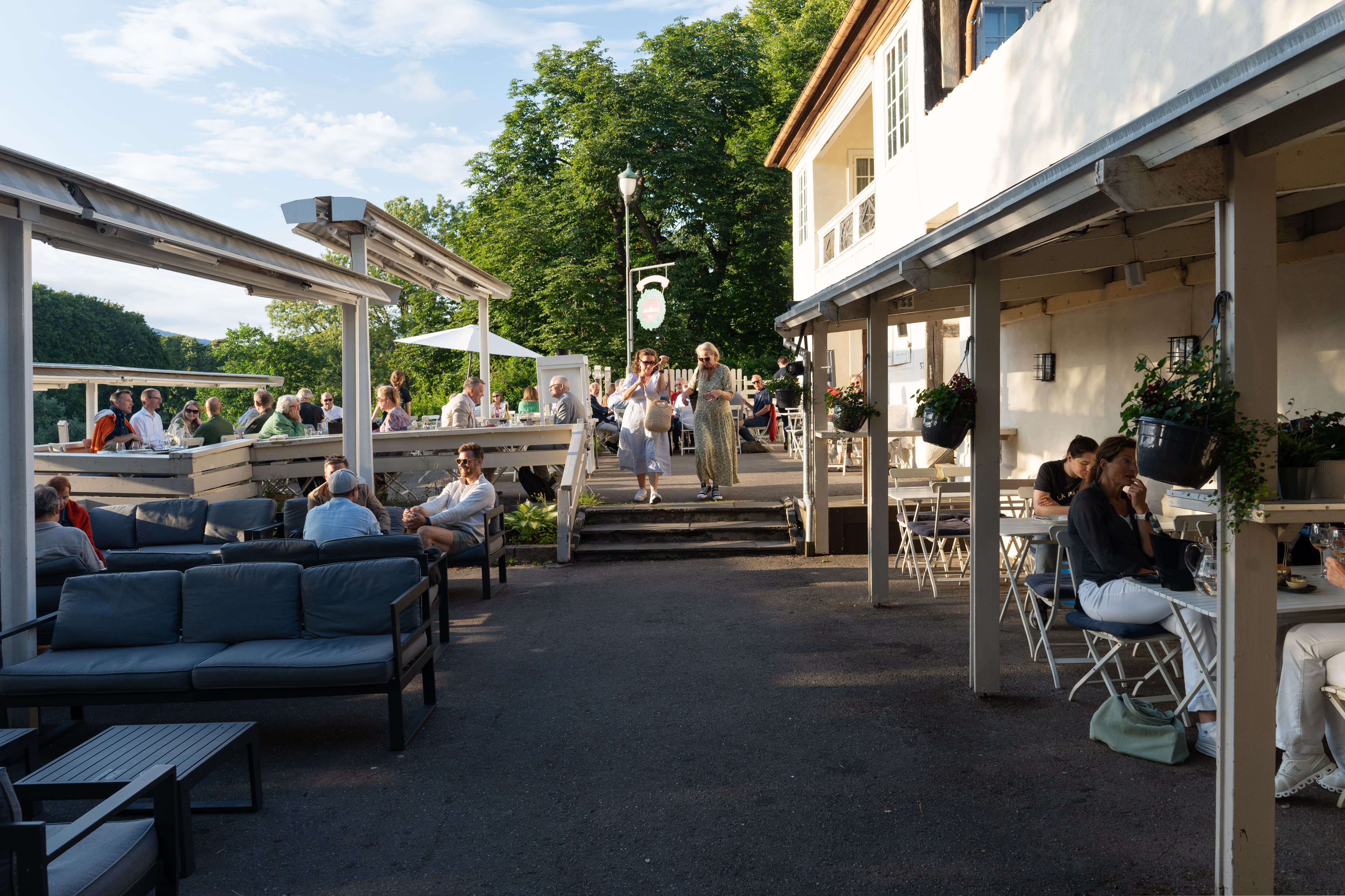 Ingenting si på omgivelsene, utover at stedet er ganske slitent.