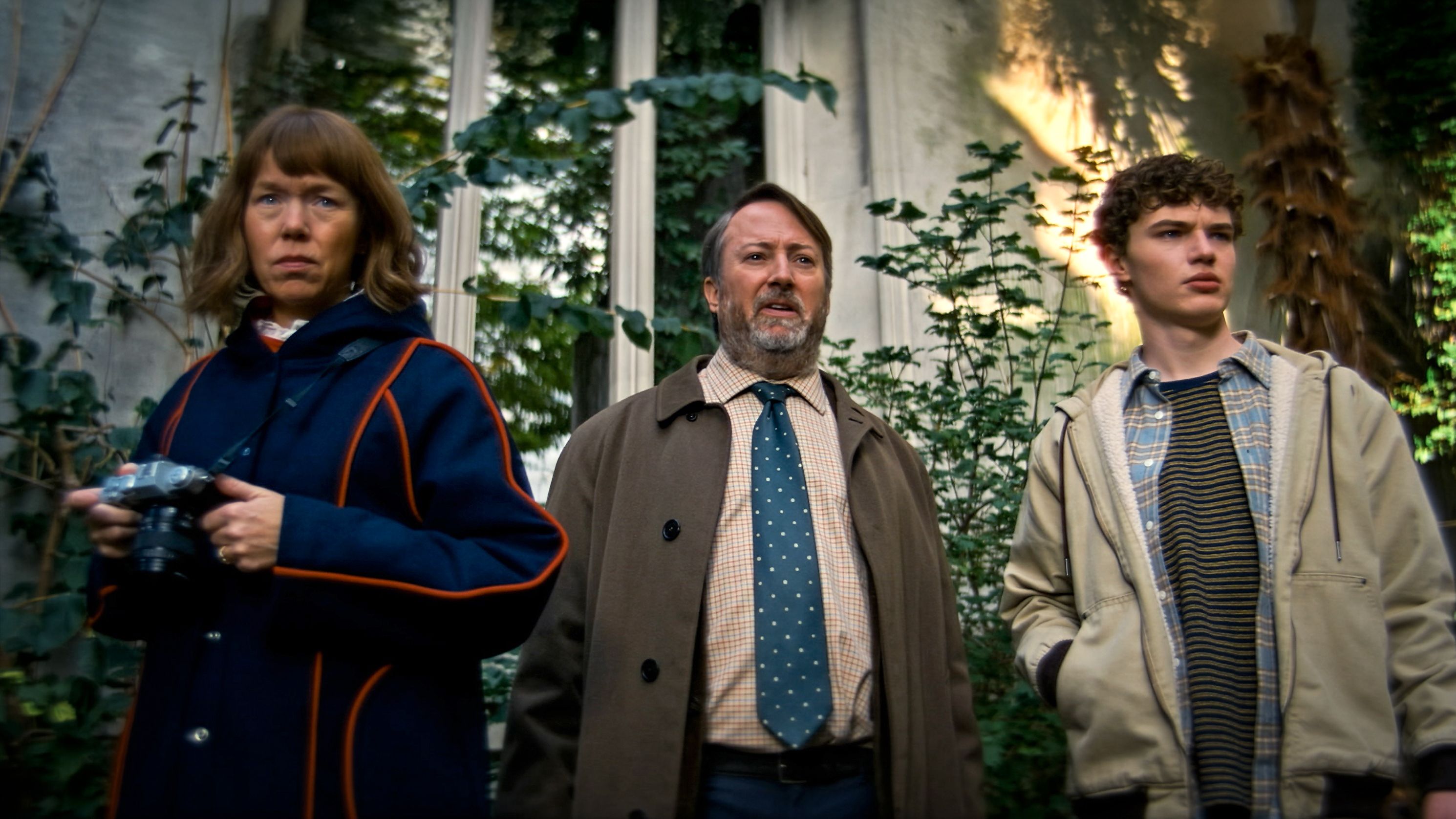 Trekløveret som prøver å nøste opp i den røde tråden: Lucy (Anna Maxwell Martin), John (David Mitchell) og Henry (Dylan Hughes).