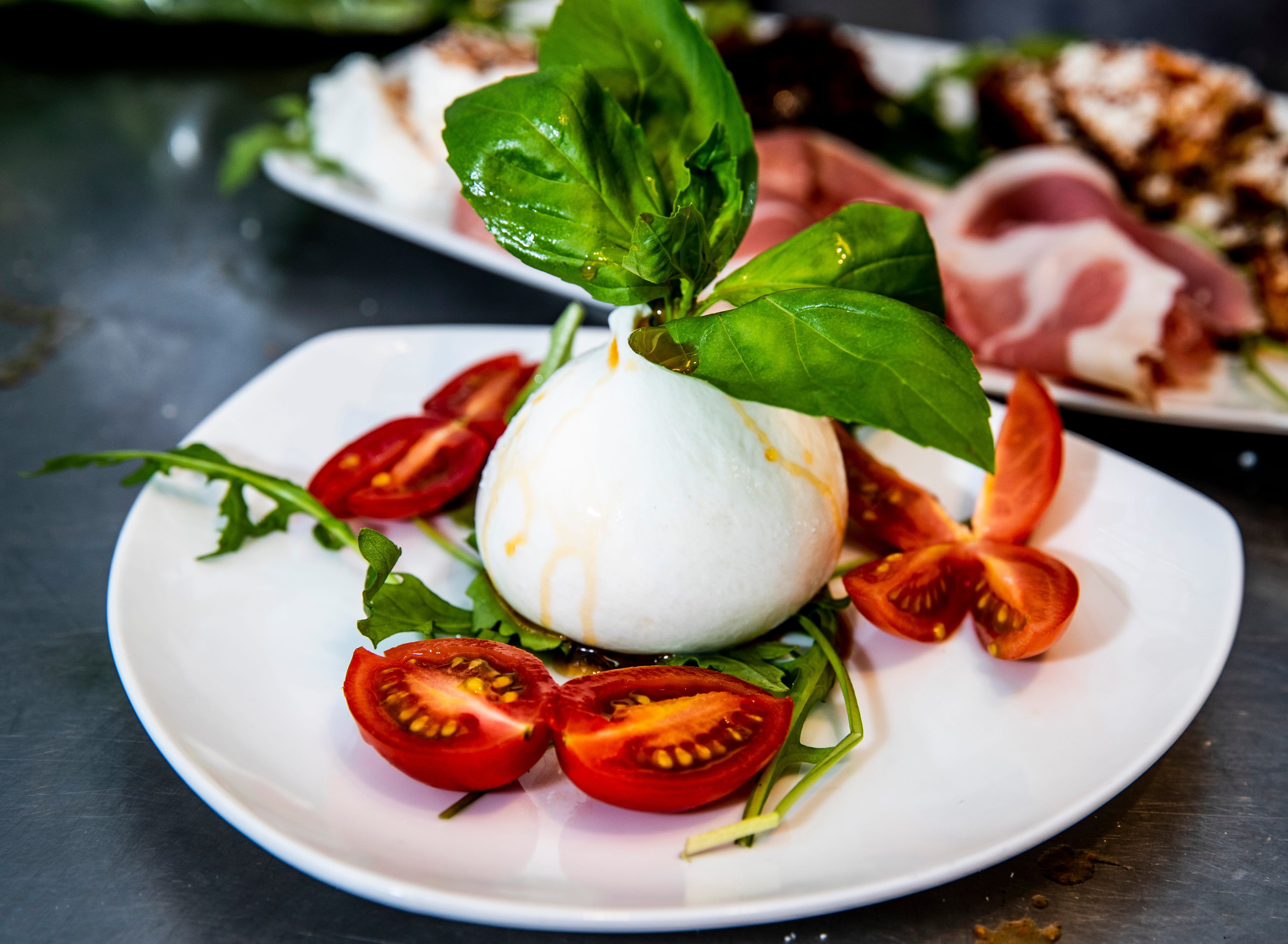 Burrata med tomat, basilikum – og rucola. 