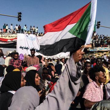 Juntaen i Sudan opphever portforbud og lover demokrati og sivilt styre. Protestene fortsetter.