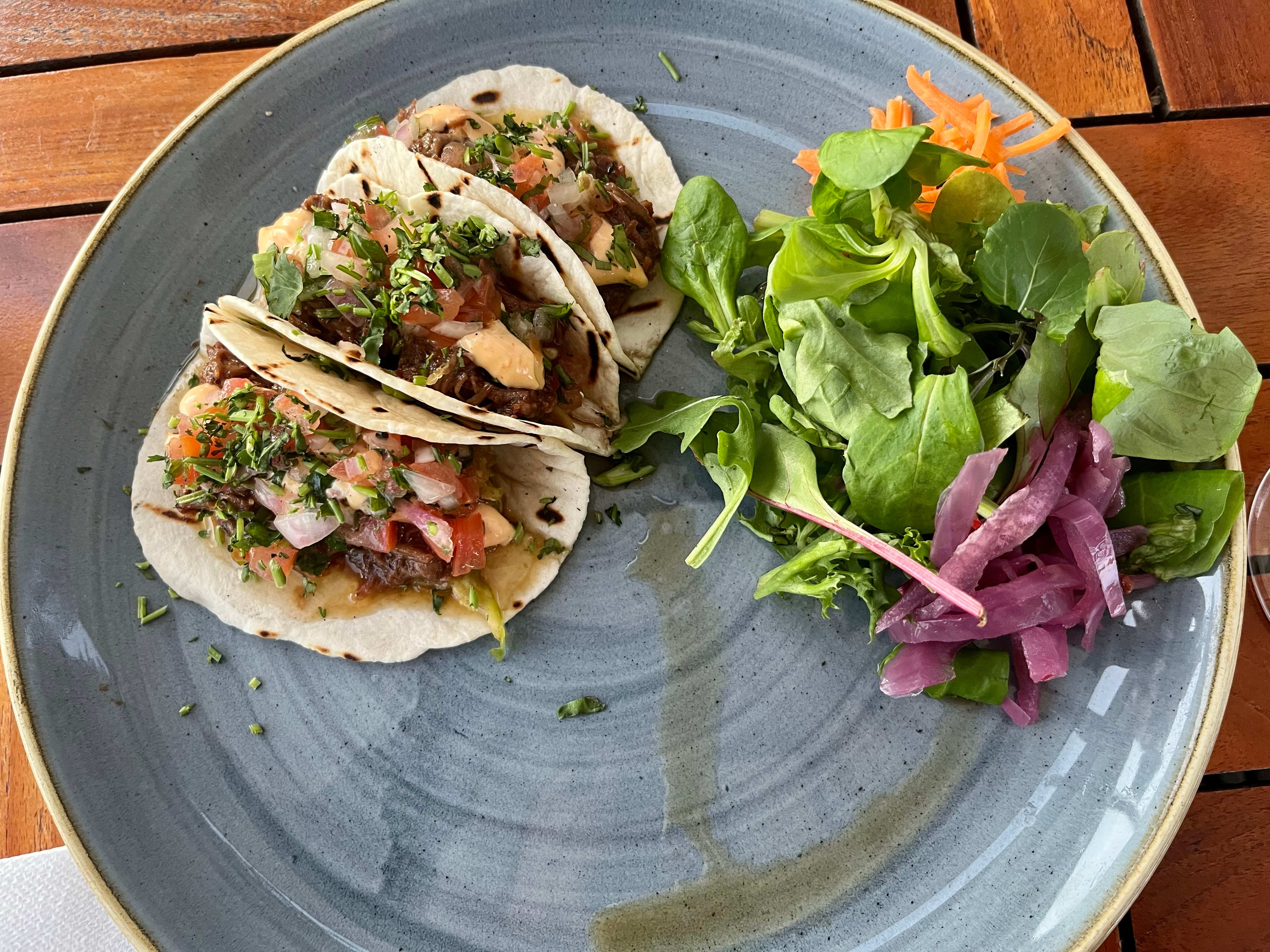 Tacoen er en rar affære. Så mye plass til overs på tallerkenen og meget bløte lefser.