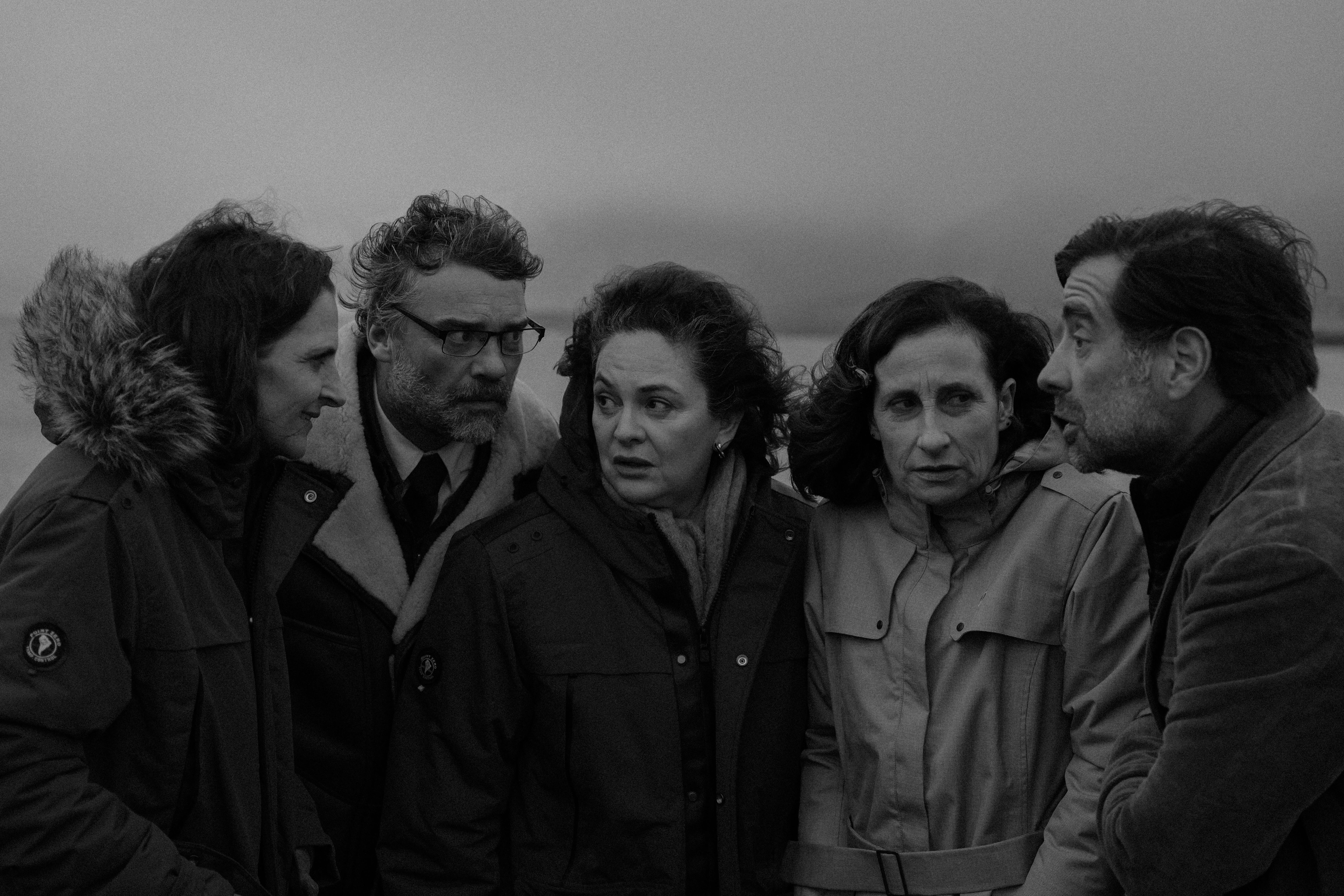 Pinochets voksne barn ankommer farens base for å finne ut om det er noe av verdi igjen.