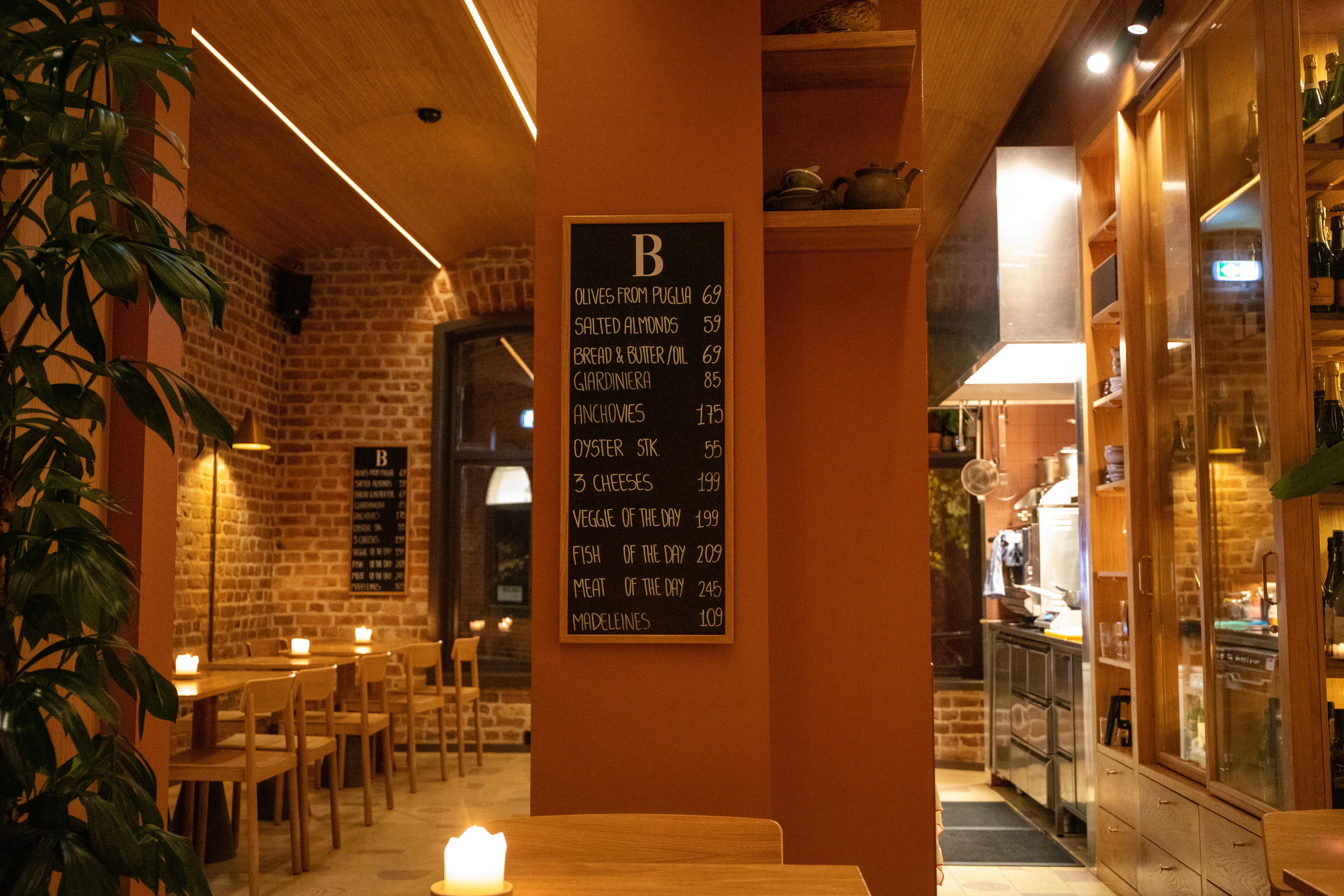 Bortgjemt bar i Schouspassasjen.