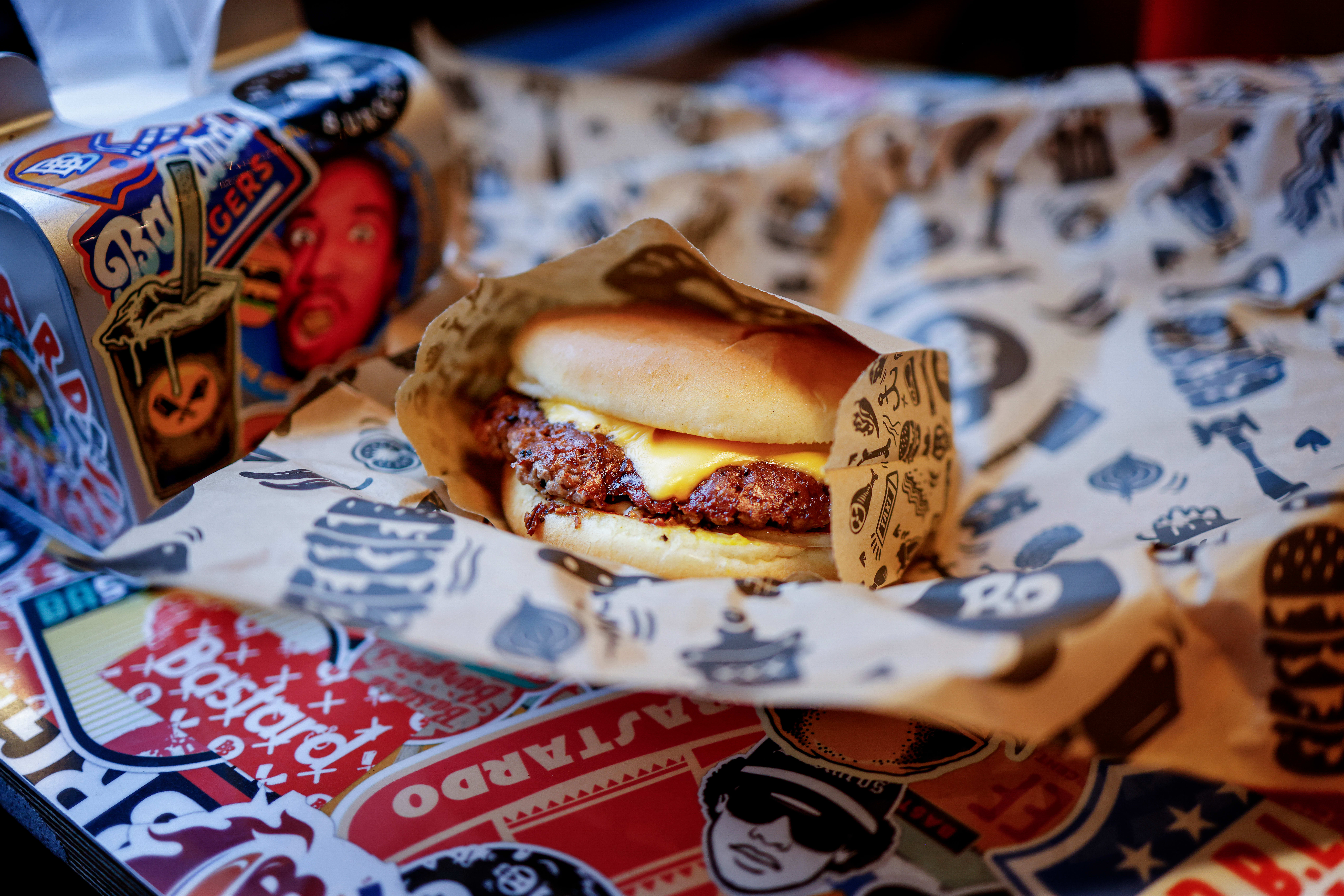 Reklamen deres stinker, men det er klasse over Bastards cheeseburger